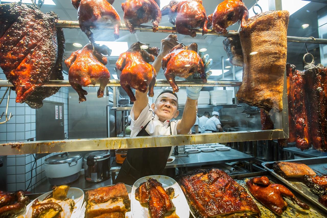 「了凡香港油雞飯麵」由陳翰銘創立，2016年更讓米其林首度破例，將一星級認證頒給小攤販。