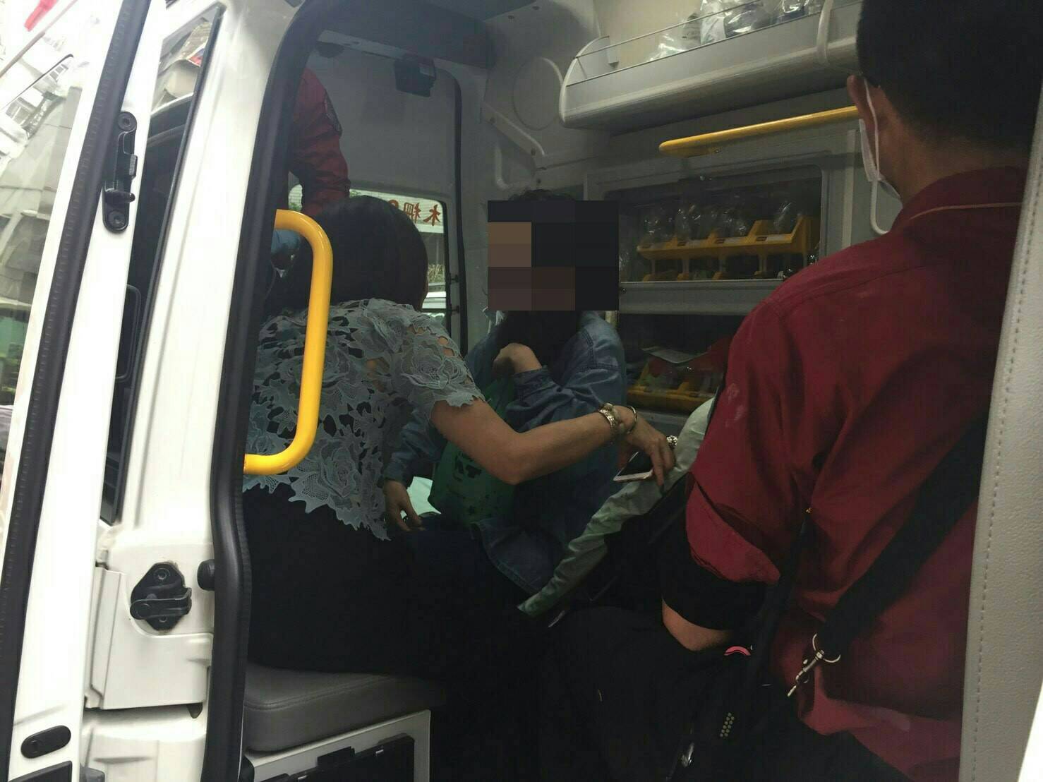 李女吸入過多的一氧化碳，神情恍惚，搭上救護車被送往醫院。