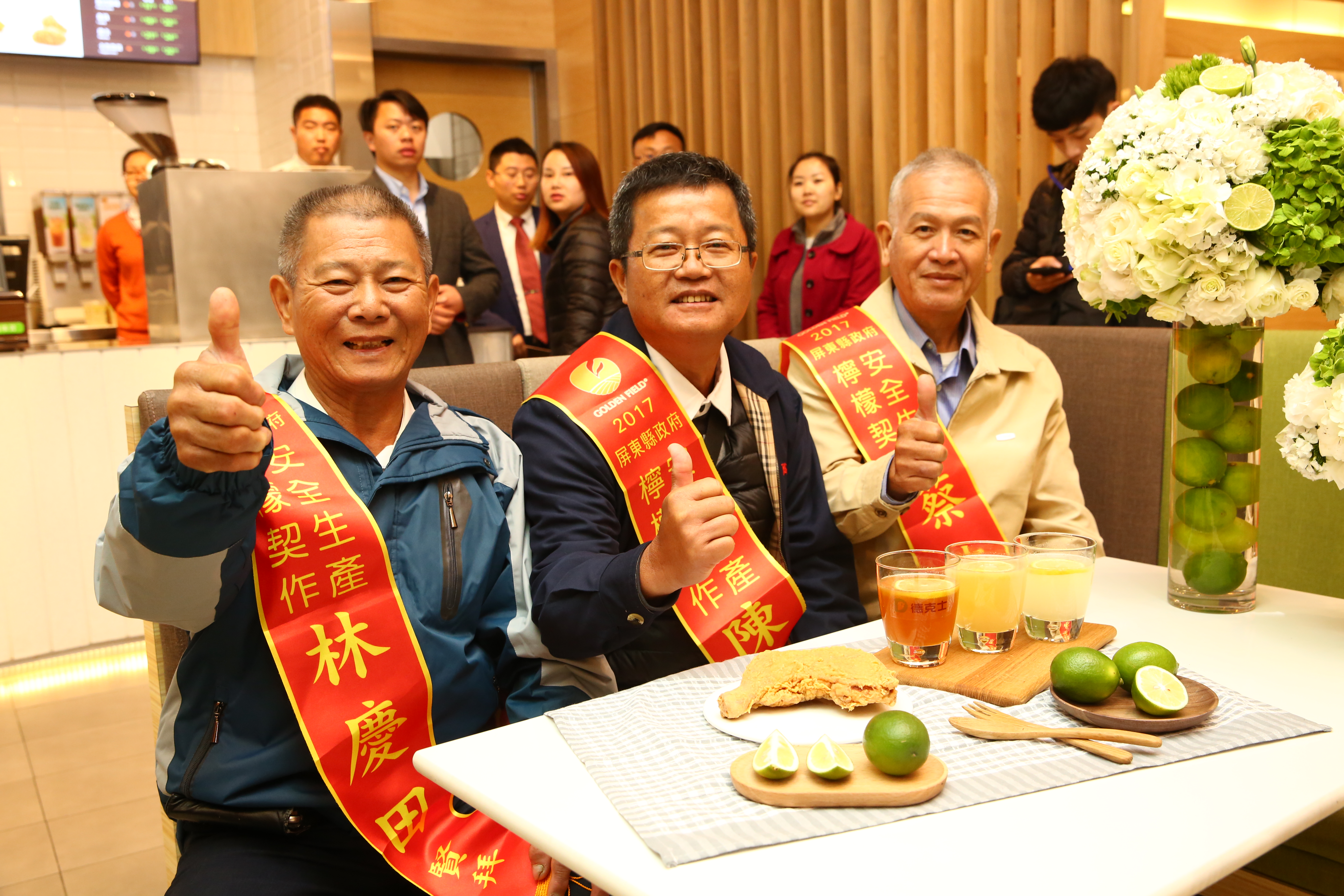 屏東農民陳英旭等人看到自己所種的檸檬，在台灣、中國大陸各大城市都能喝得到，心情十分激動也非常爽。