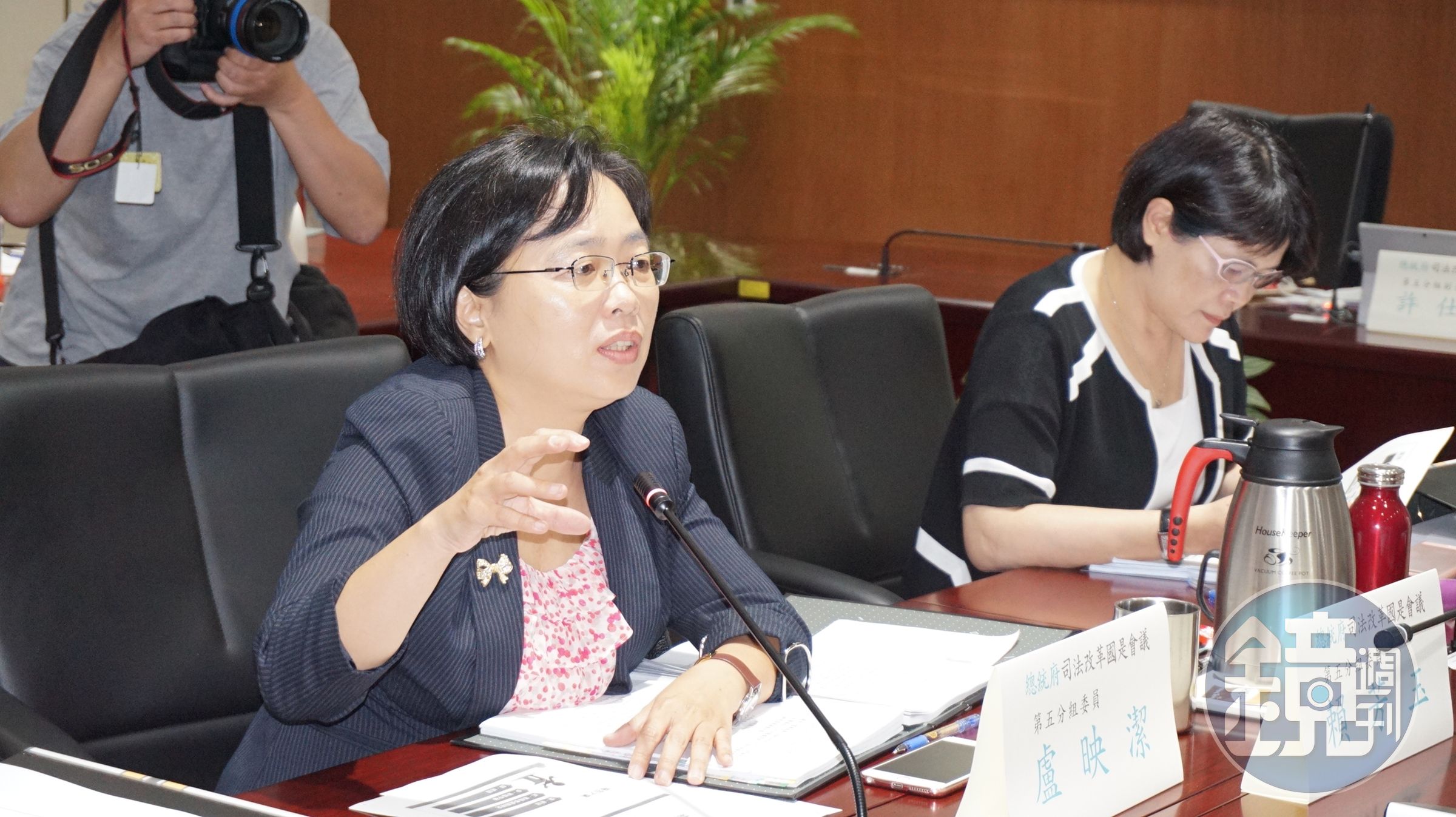 中正大學法律系教授盧映潔（左）指出，她並沒有提案要讓吸毒者除罪化。