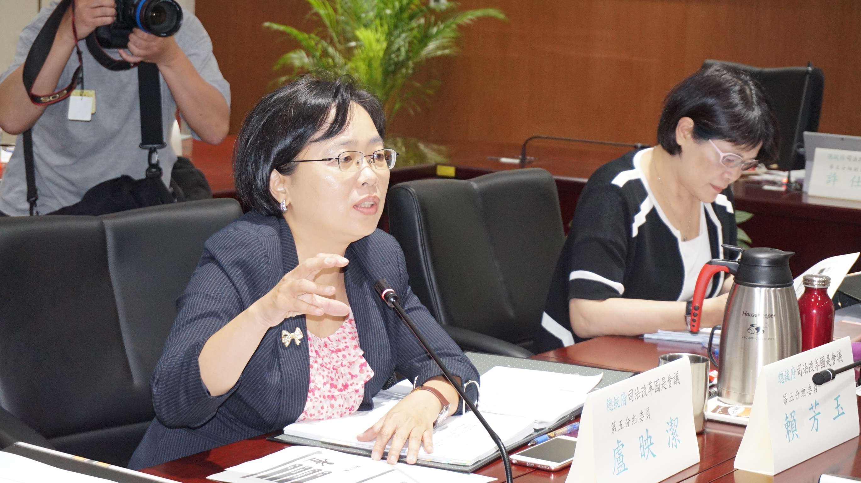 中正大學法律系教授盧映潔（左）指出，她並沒有提案要讓吸毒者除罪化。