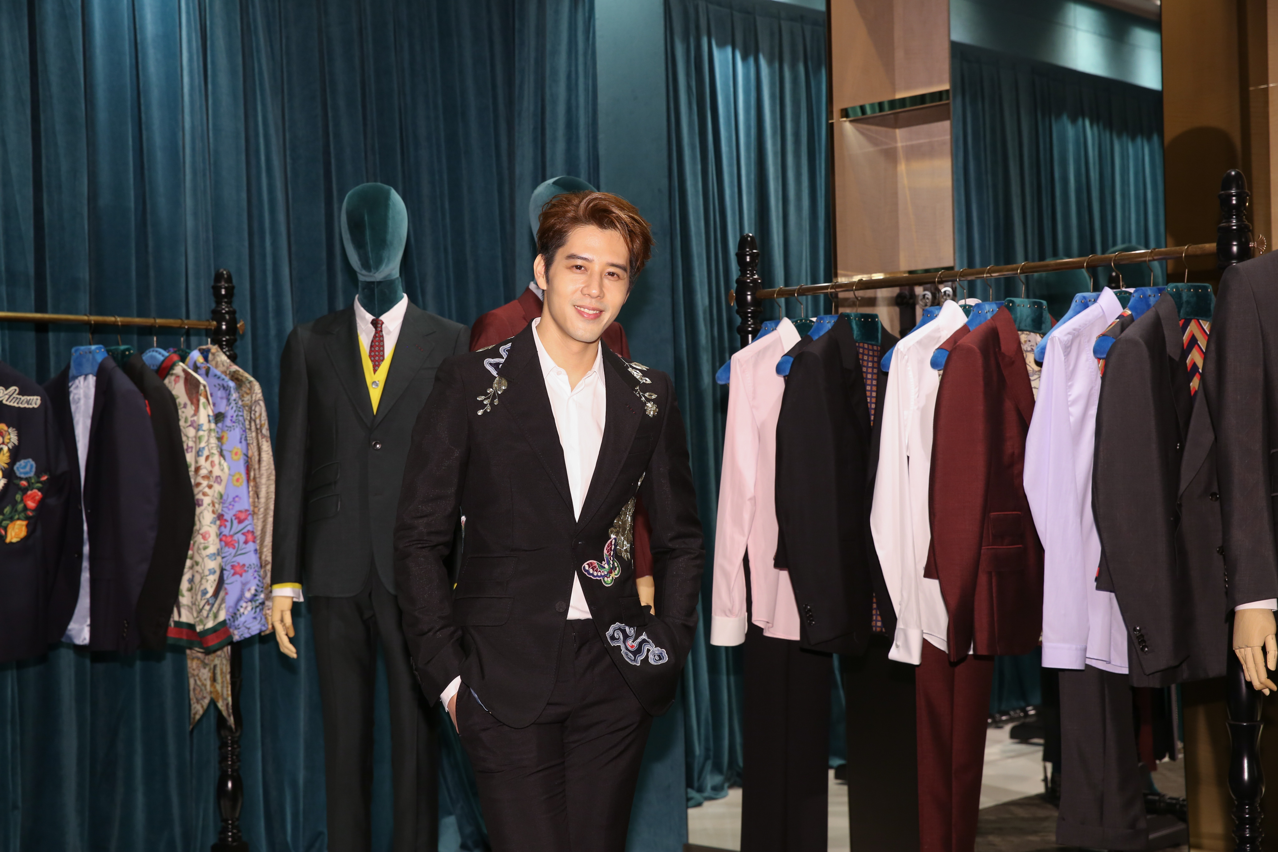 胡宇威穿著GUCCI刺繡西裝，整套行頭30萬元、白襯衫1萬9,000元、唐老鴨刺繡馬銜鍊鞋5萬5,200元。