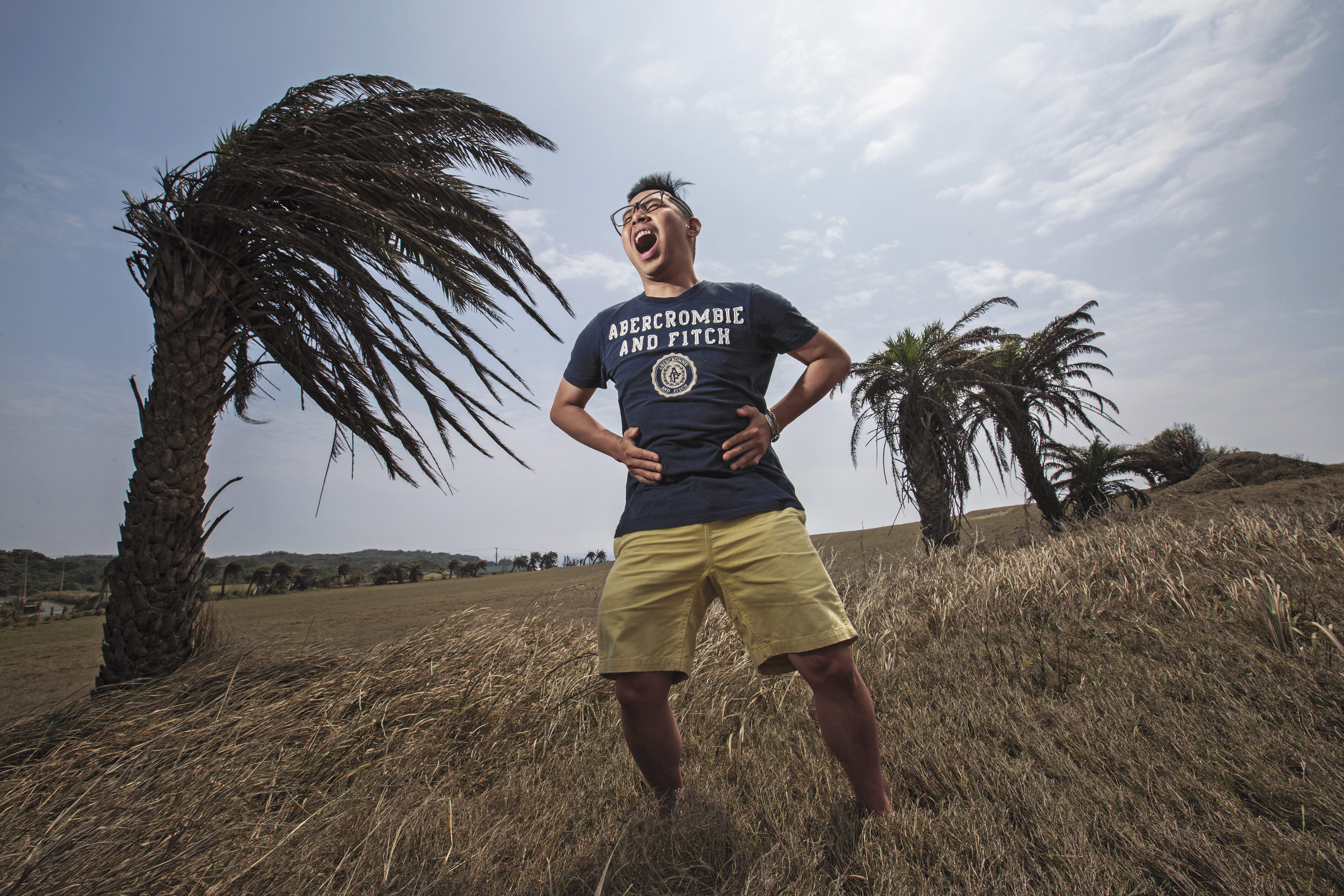 3月豔陽下的墾丁牧場,滿地的安哥拉草枯黃如土,鏡頭下吳尚洋做出誇張的神情與動作。