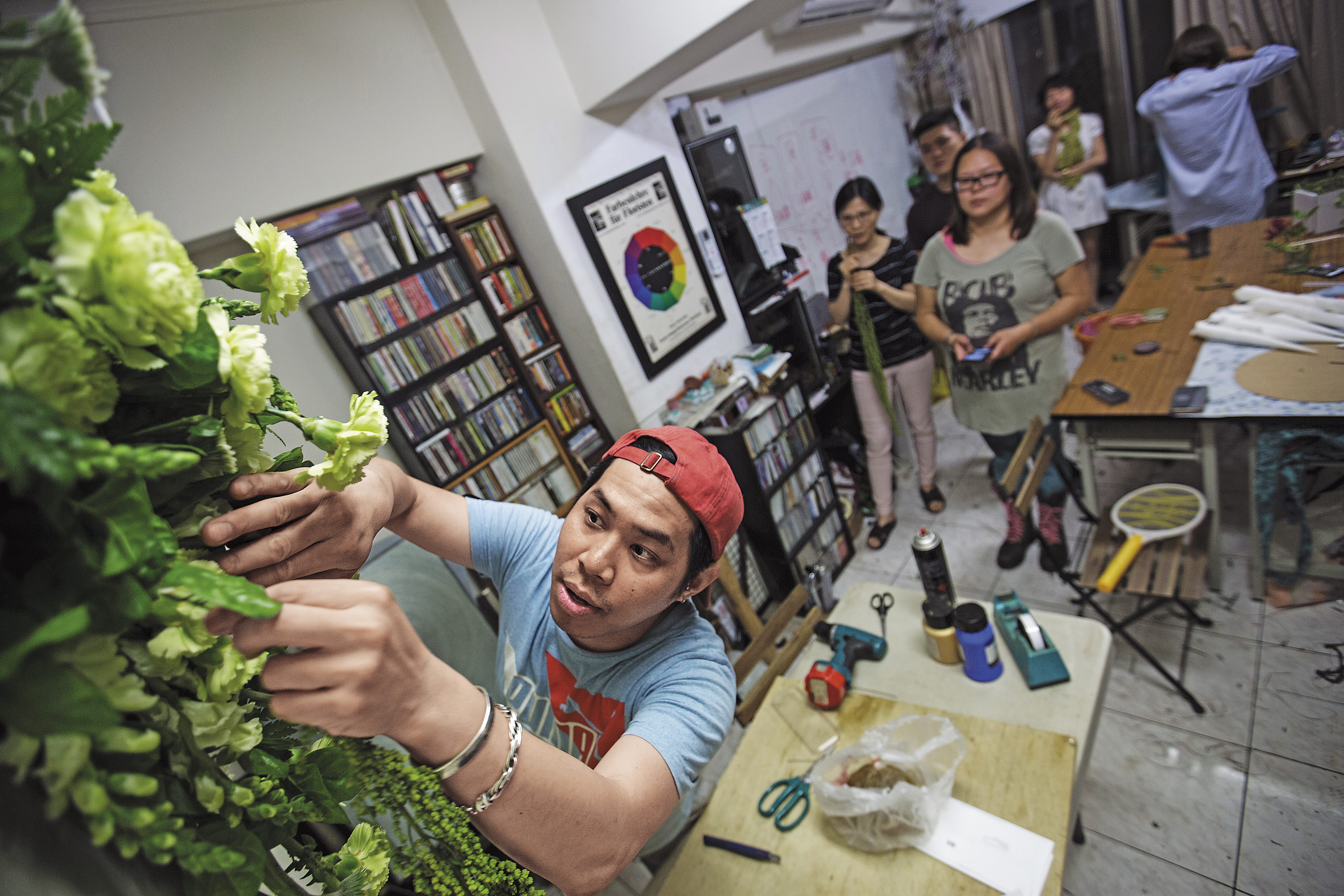 吳尚洋的花藝課總是從下午上到隔天凌晨，來自台北、台中和台南的學生仍絡繹不絕。圖為他在為學生的花藝作品做調整。