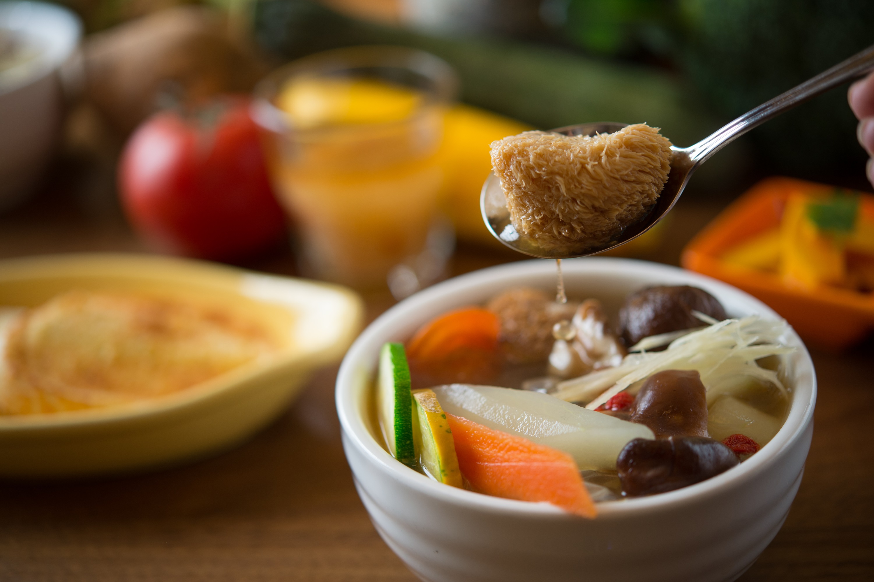 「惜家湯品廚房」的「養生藥膳猴頭菇燉湯」是全素料理，淡而有味。