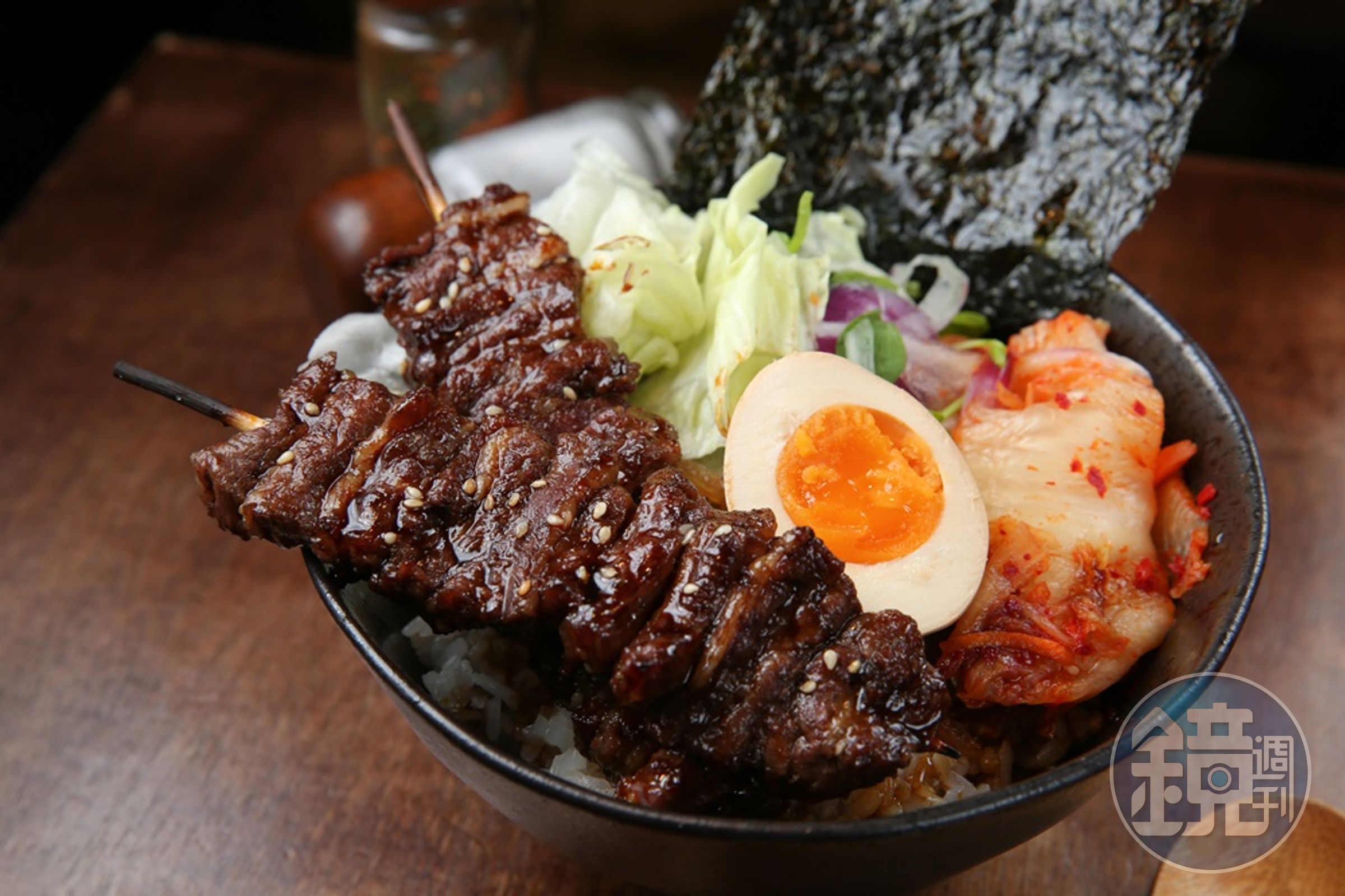 「牛肋串燒肉丼」的牛肉烤得鮮嫩不柴澀，一旁有鹹辣的韓式泡菜提味。（180元／份）