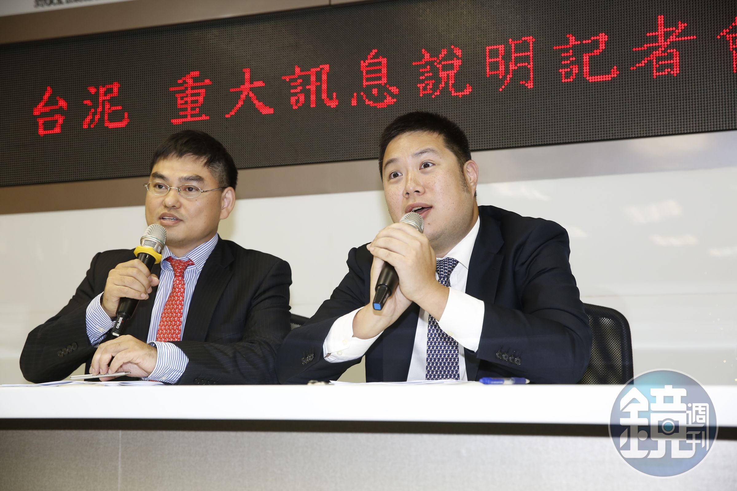 首度主持台泥記者會的辜公怡（右），宣布台泥將以現金和換股方案，百分百收購香港子公司台泥國際，並啟動私有化計畫。