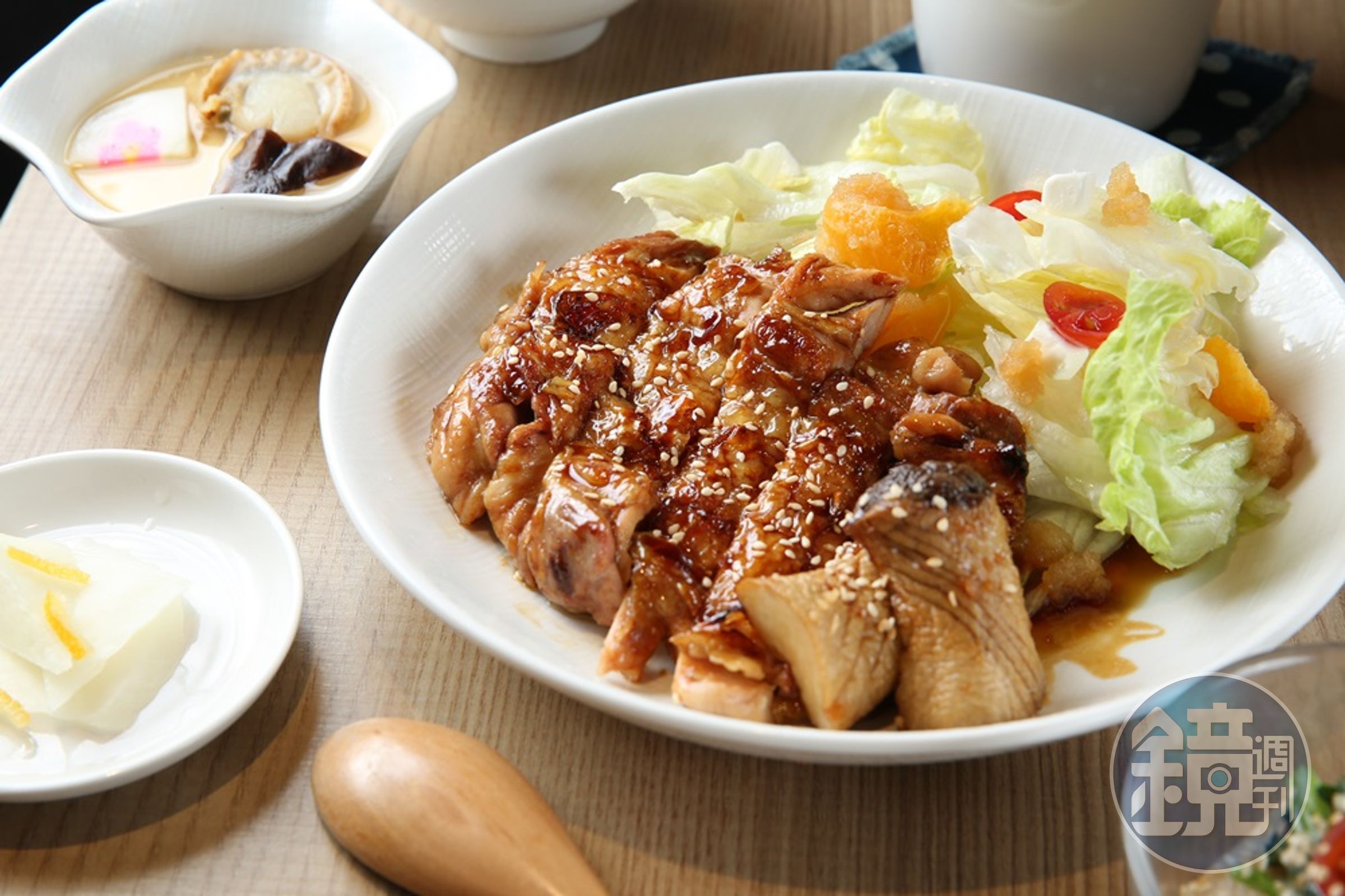 「和風照燒雞腿定食」的照燒醬用雞骨、醬油和高湯熬煮7小時而成，甘爽可口，不搶雞肉鮮甜。（270元／份）