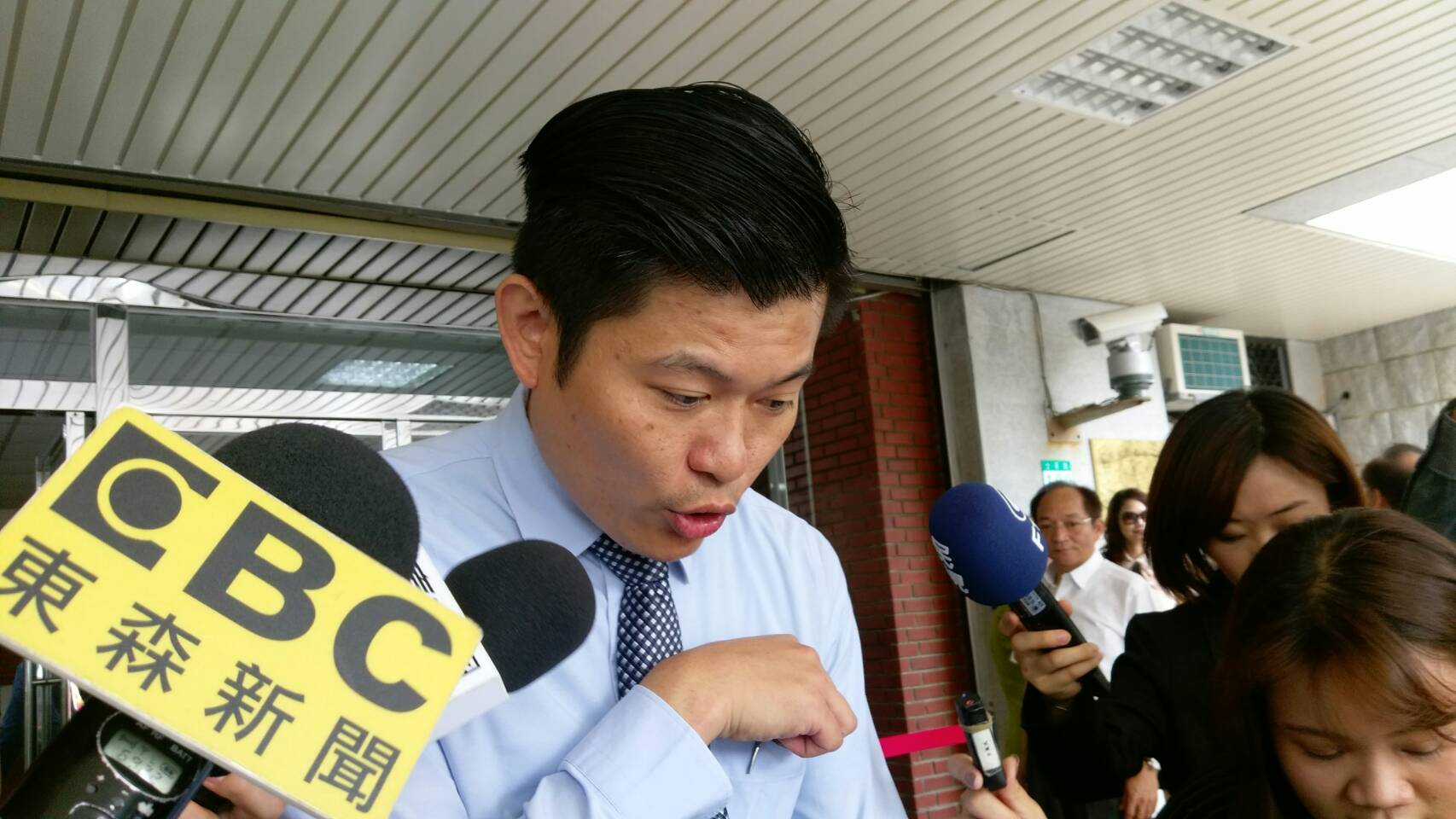 江蕙胞弟律師趙文銘向媒體解釋江蕙請假。