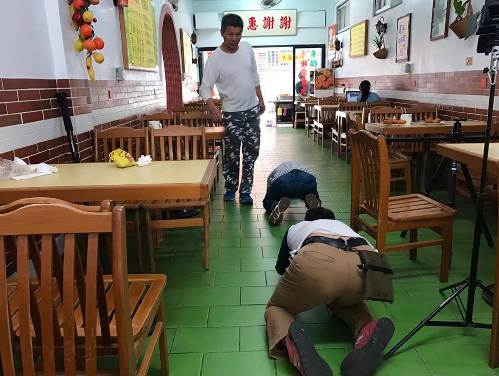 這兩位攝影大哥在民風淳樸的台東冰菓室「正東山冰屋」拍到趴地，還呈現人體接龍的拍攝隊伍，讓店裡客人不知如何是好。