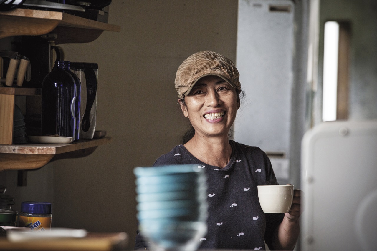 長女出身的舒米．如妮，做事果決，不輕易喊苦，身上具有大地之母的韌性，可是說起話來既從容又溫柔。