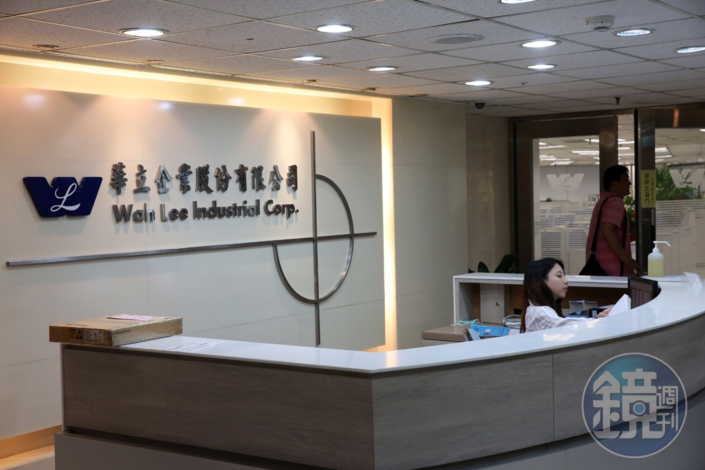 華立企業曾是鄧安鎮所待公司的競爭廠商，除了發展工程塑膠，還包括各大廠面板用材料，因為對其有相當程度的掌握，因此頗有斬獲。