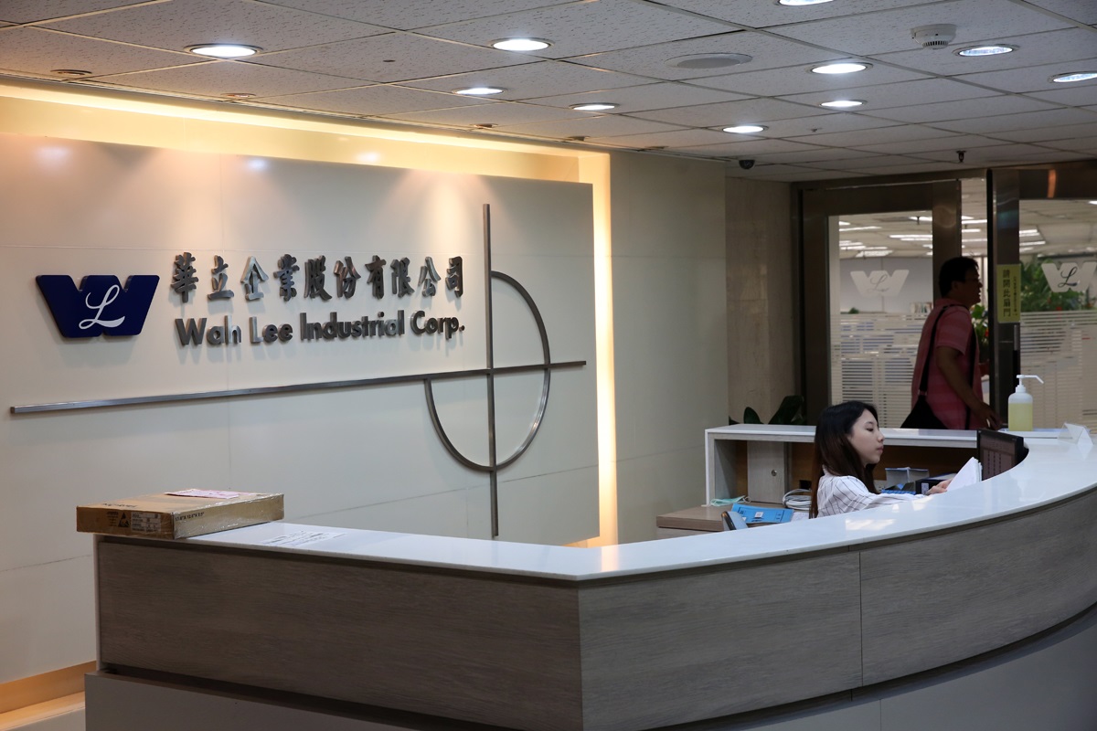 華立企業曾是鄧安鎮所待公司的競爭廠商，除了發展工程塑膠，還包括各大廠面板用材料，因為對其有相當程度的掌握，因此頗有斬獲。