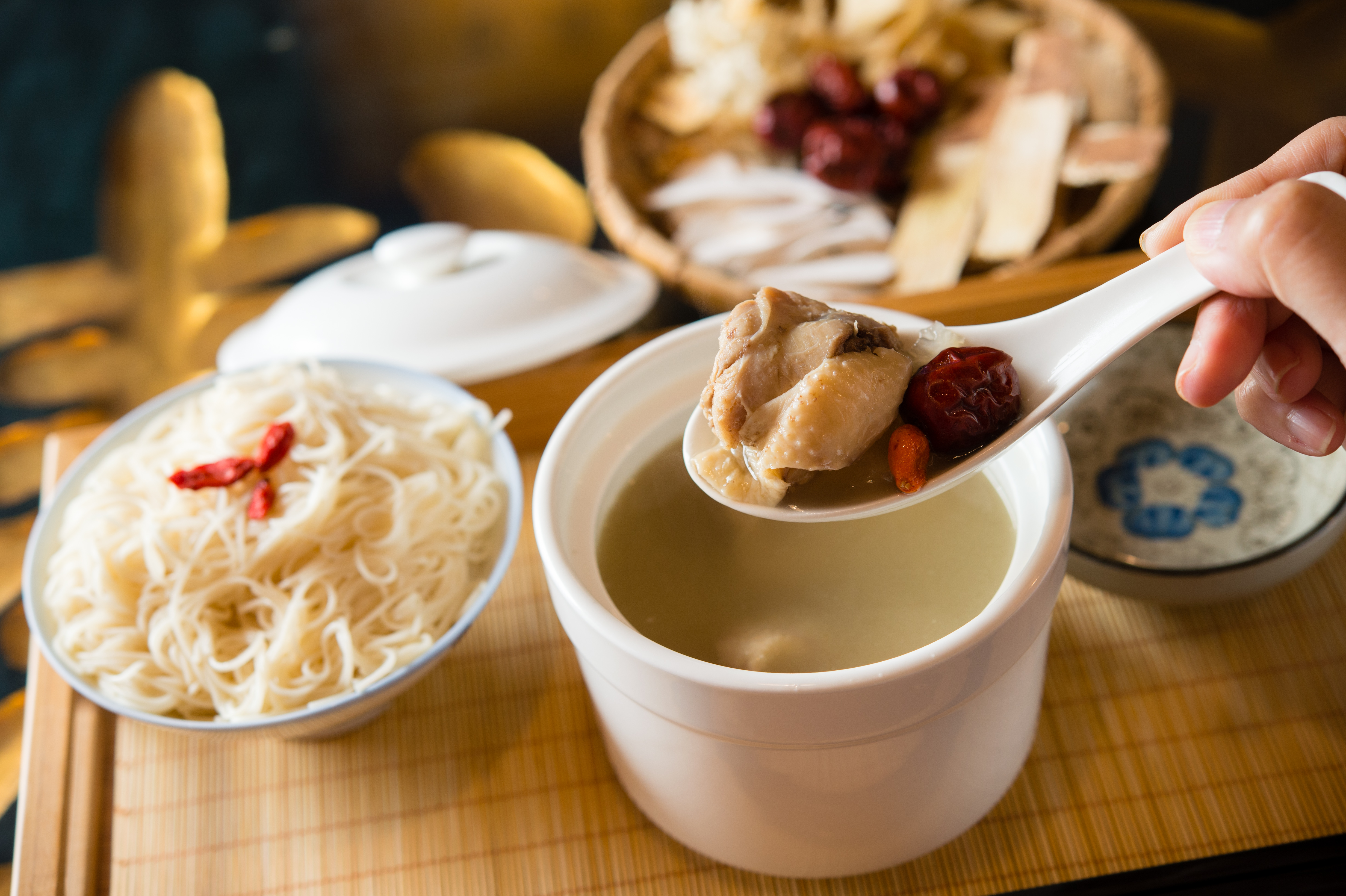 「博仁堂中藥行」精選藥材，每日供應數款湯品。