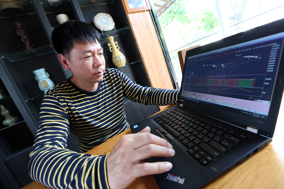 鄧安鎮一年只看一檔股票，這段期間中，他會實地走入產業生態圈，瞭解實情。