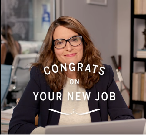 美國運通的廣告主角已從西裝筆挺，搭乘頭等艙的男性菁英換成喜劇天后蒂納菲，試圖靠近千禧世代的菁英族群。（圖截自美國運通廣告）