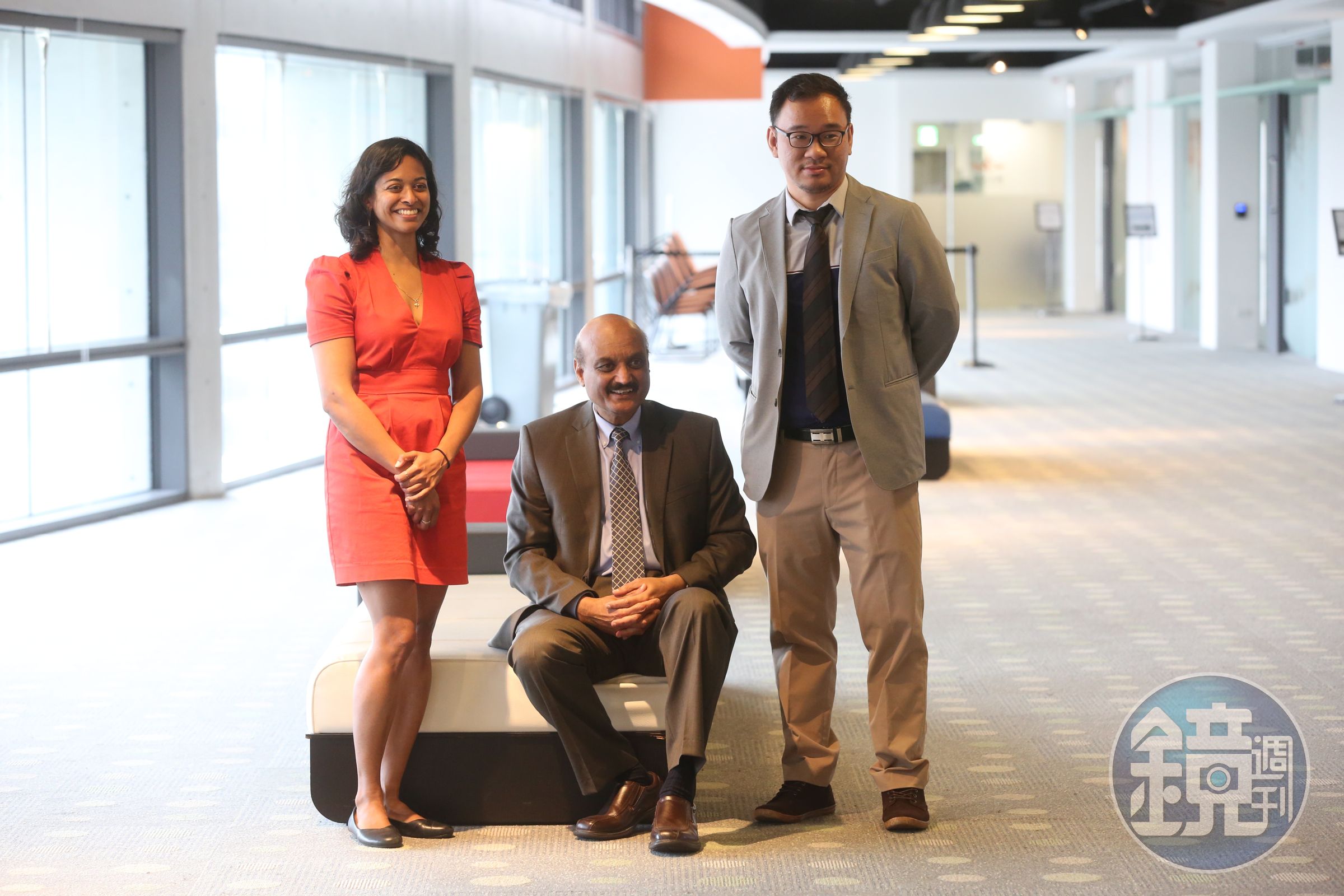 左起MIT Bootcamps  計劃負責人Vimala Palaniswamy ，MIT代表Bhaskar  Pant，及學員謝世超(Terence Chia)