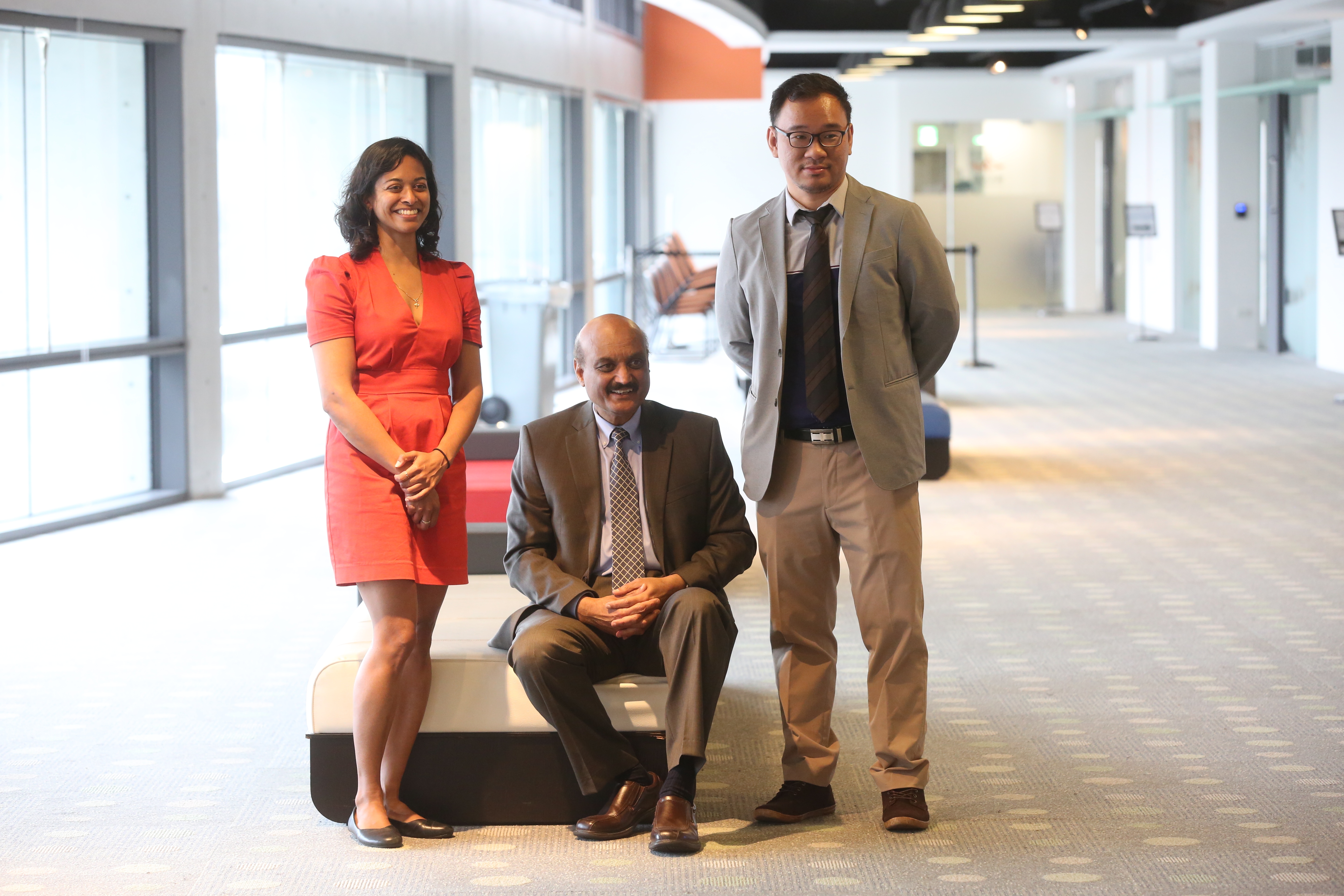 左起MIT Bootcamps  計劃負責人Vimala Palaniswamy ，MIT代表Bhaskar  Pant，及學員謝世超(Terence Chia)