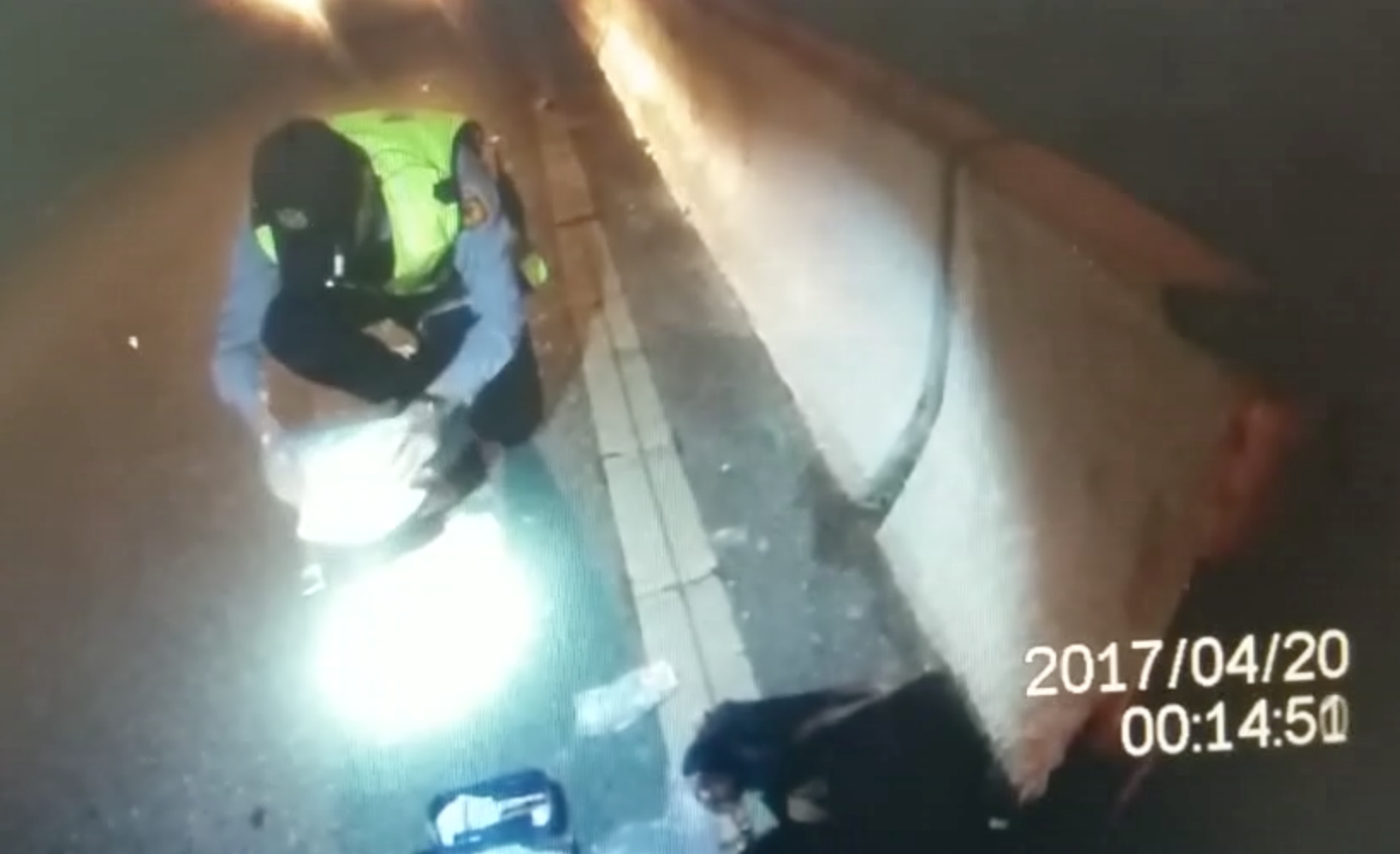 坐在計程車後座的李男因為不斷手抖，警方直覺有異，將他攔下進一步盤查。