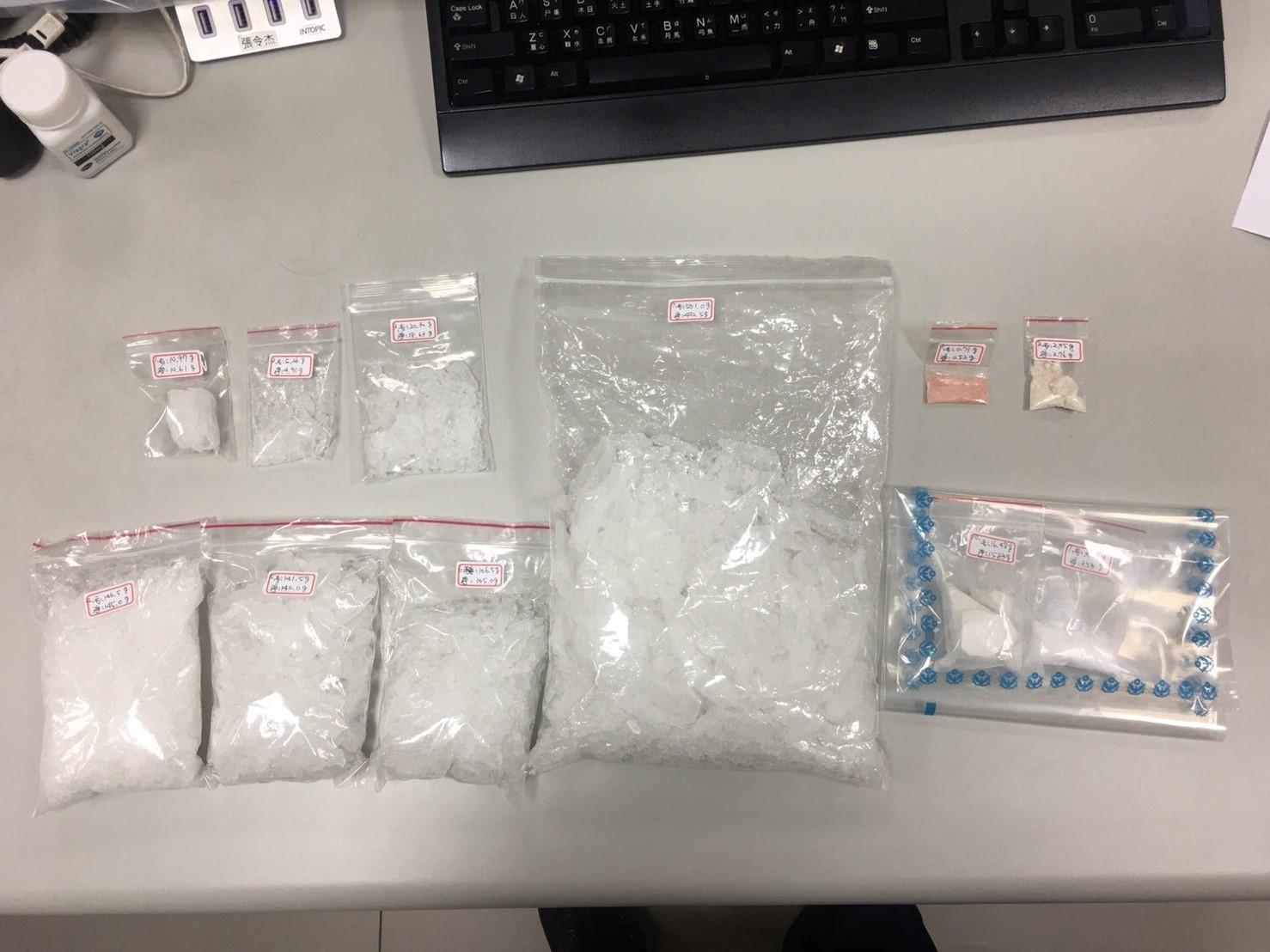 李男攜帶海洛因及約一公斤重的安非他命，並向警方堅稱自己沒有販賣。