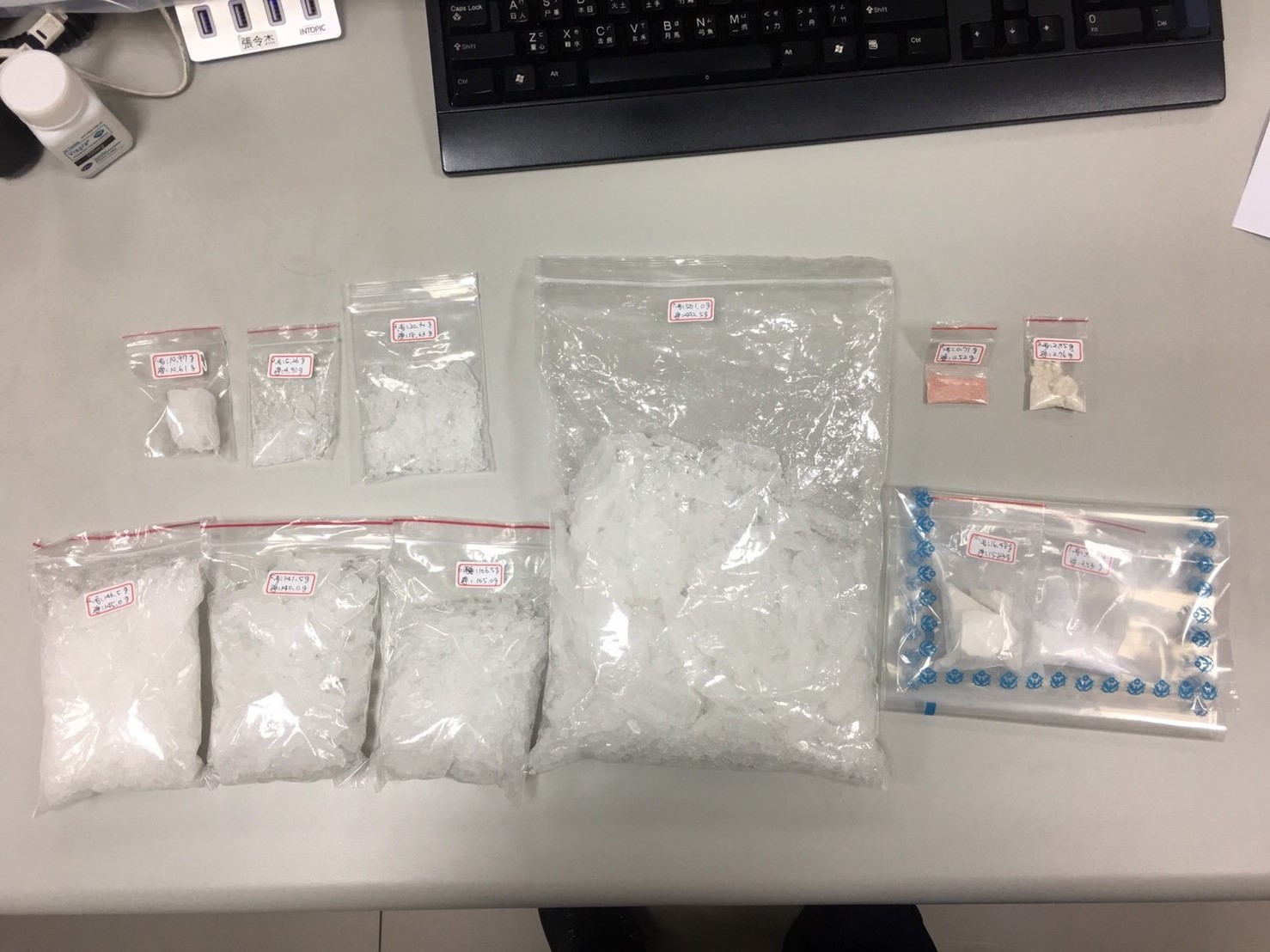 李男攜帶海洛因及約一公斤重的安非他命，並向警方堅稱自己沒有販賣。