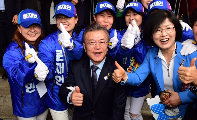 被支持者簇擁的韓國共同民主黨總統候選人文在寅，正進行遊說拉票，並發表演講為大選造勢。