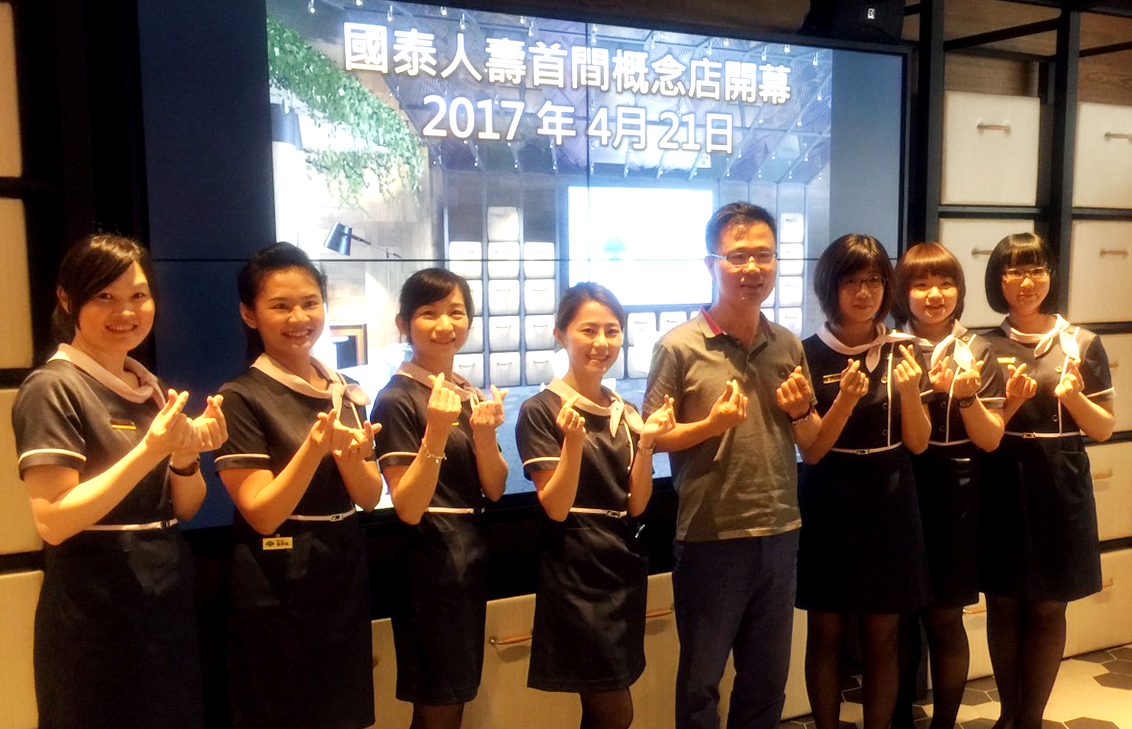 國壽資深副總經理劉上旗（中）與七位專職服務人員宣布，國內第一家壽險概念店開幕營業，主打行動化、無紙化，讓民眾主動走進來聊保險。