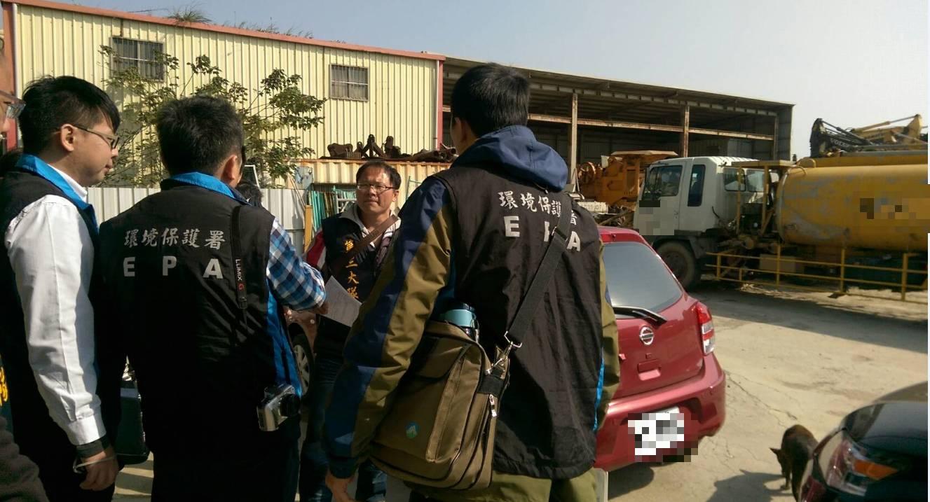 保七總隊第三大隊第二中隊員警和台中市環保稽查員到現場勘查。