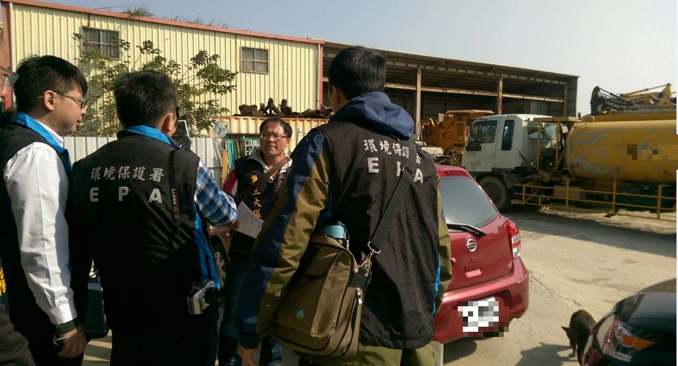 保七總隊第三大隊第二中隊員警和台中市環保稽查員到現場勘查。