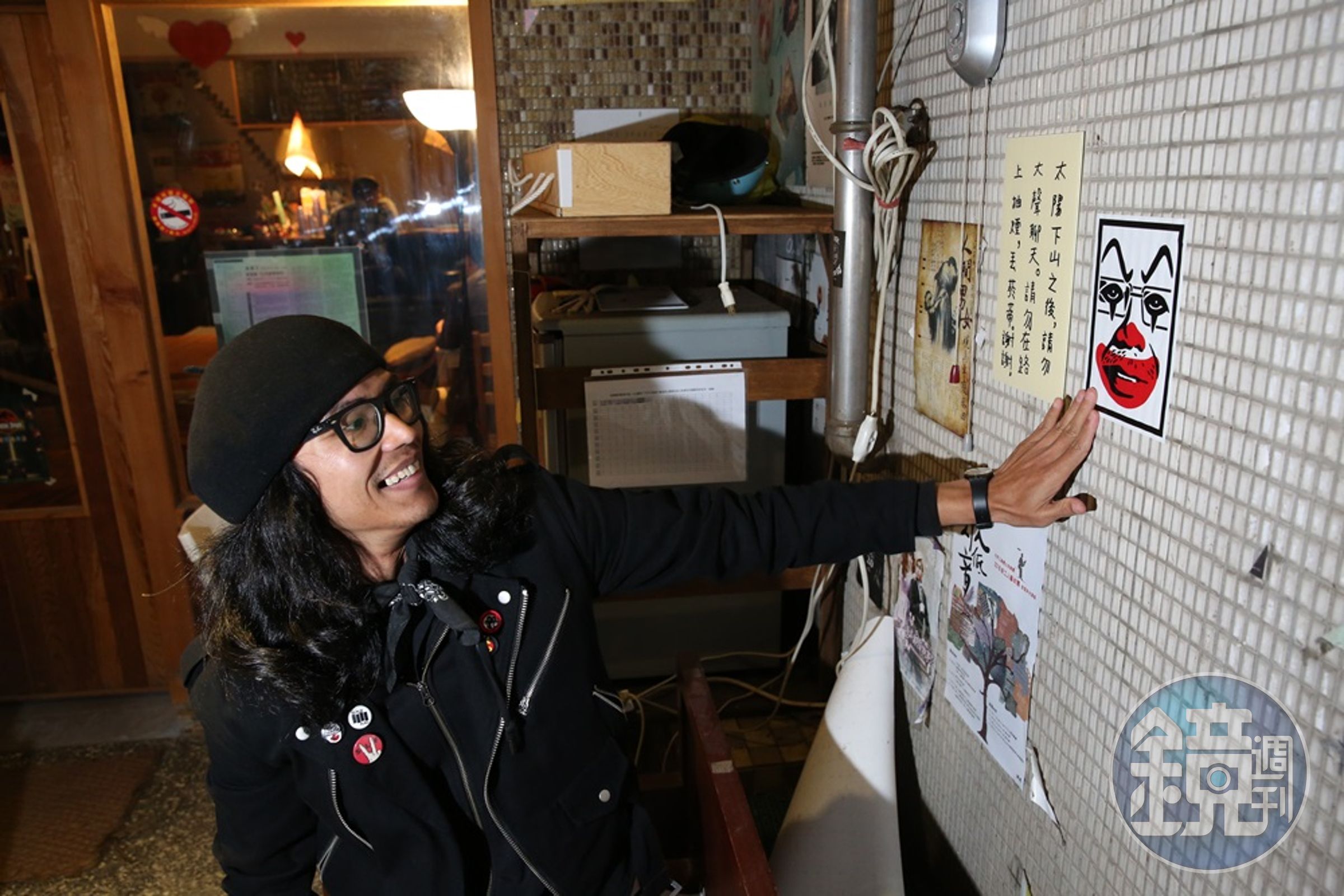 訪談結束後，法米開心地問咖啡店老闆可不可以在牆面上貼他的小丑貼紙。