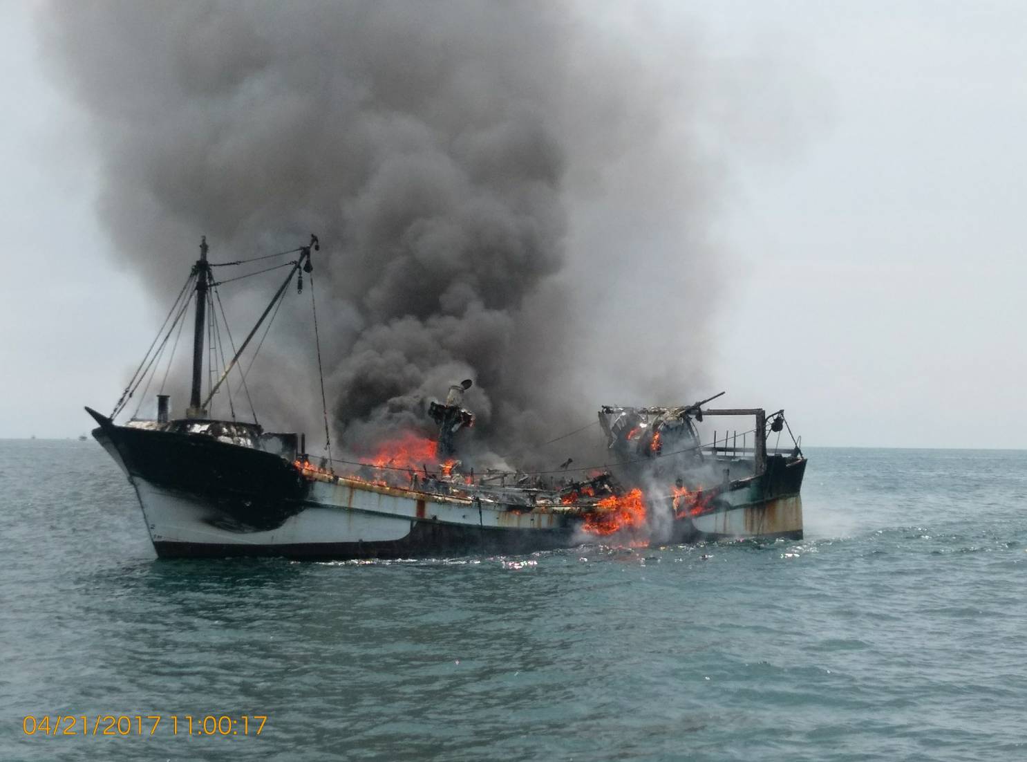 賜發福號莫名起火 烈焰沖天，幾公里外都看得見。