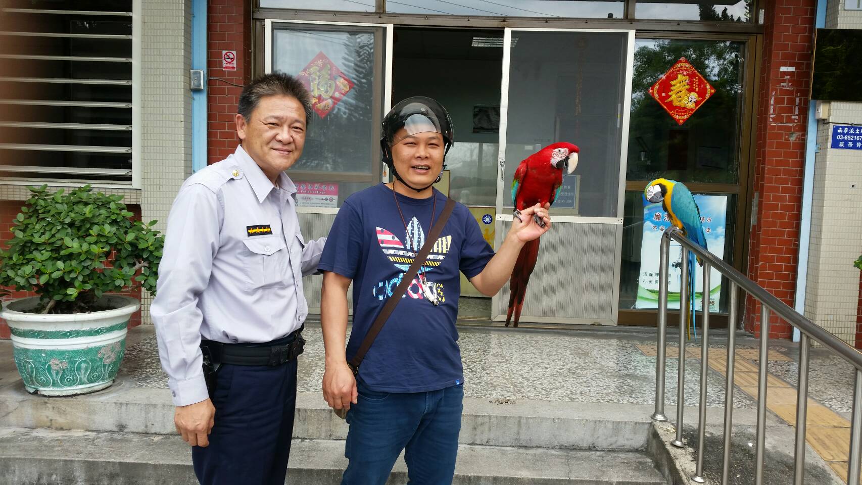 警方透過鸚鵡上的腳環聯絡到飼主。