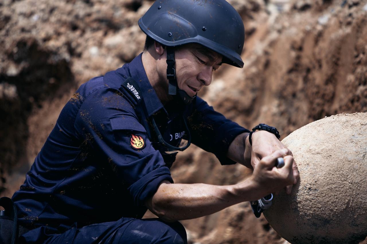 劉德華雖然因傷無法出席《拆彈專家》首映會，但仍心繫該片錄影邀請影迷支持。