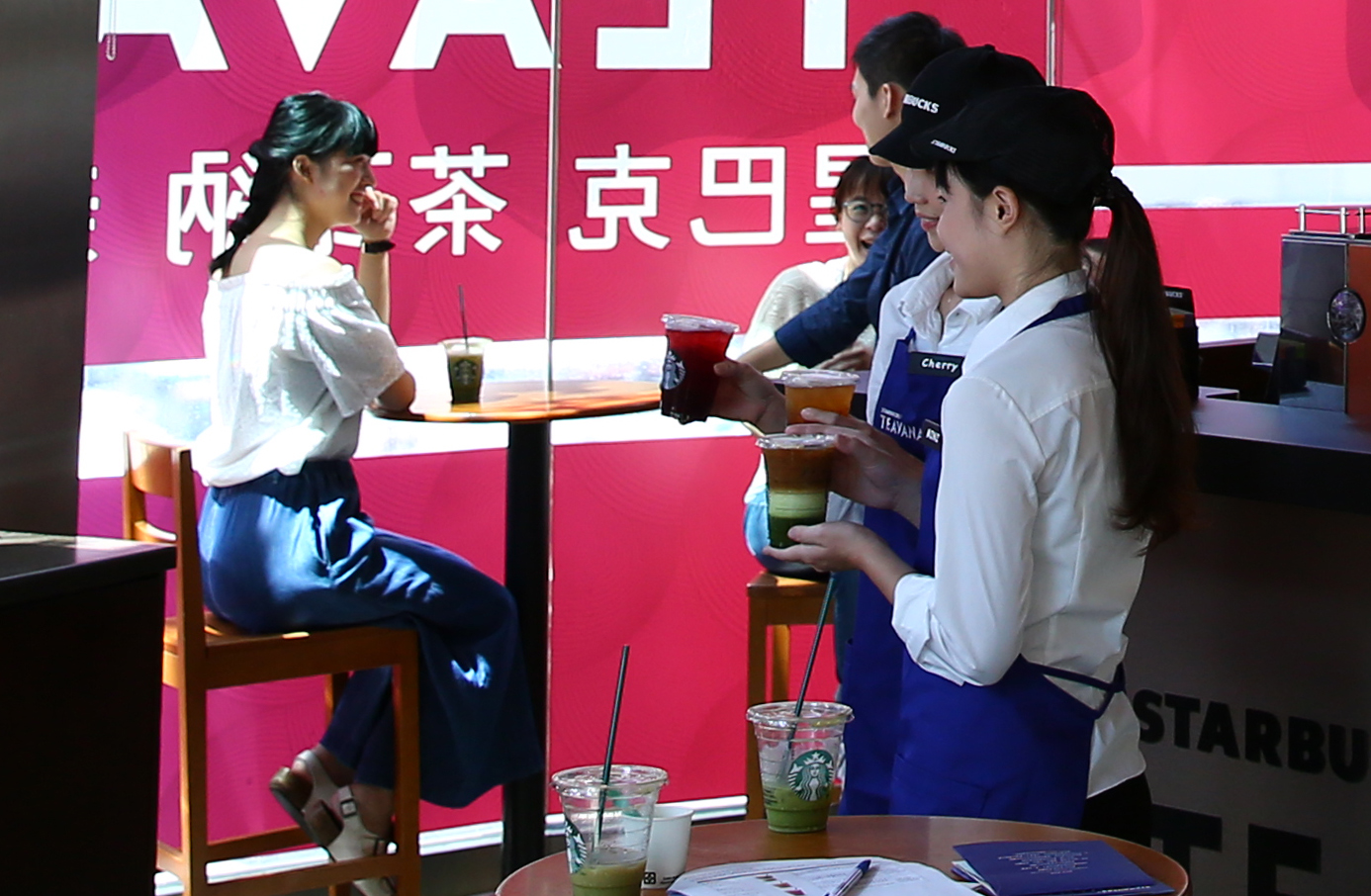 來星巴克喝咖啡的民眾並不會受到國壽服務人員的干擾，而是提供一個民眾可以諮詢保險的環境。