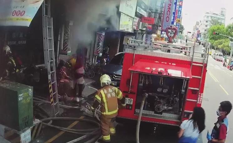 火警發生當下外勞冒死跳窗,差一點壓到樓下警消。