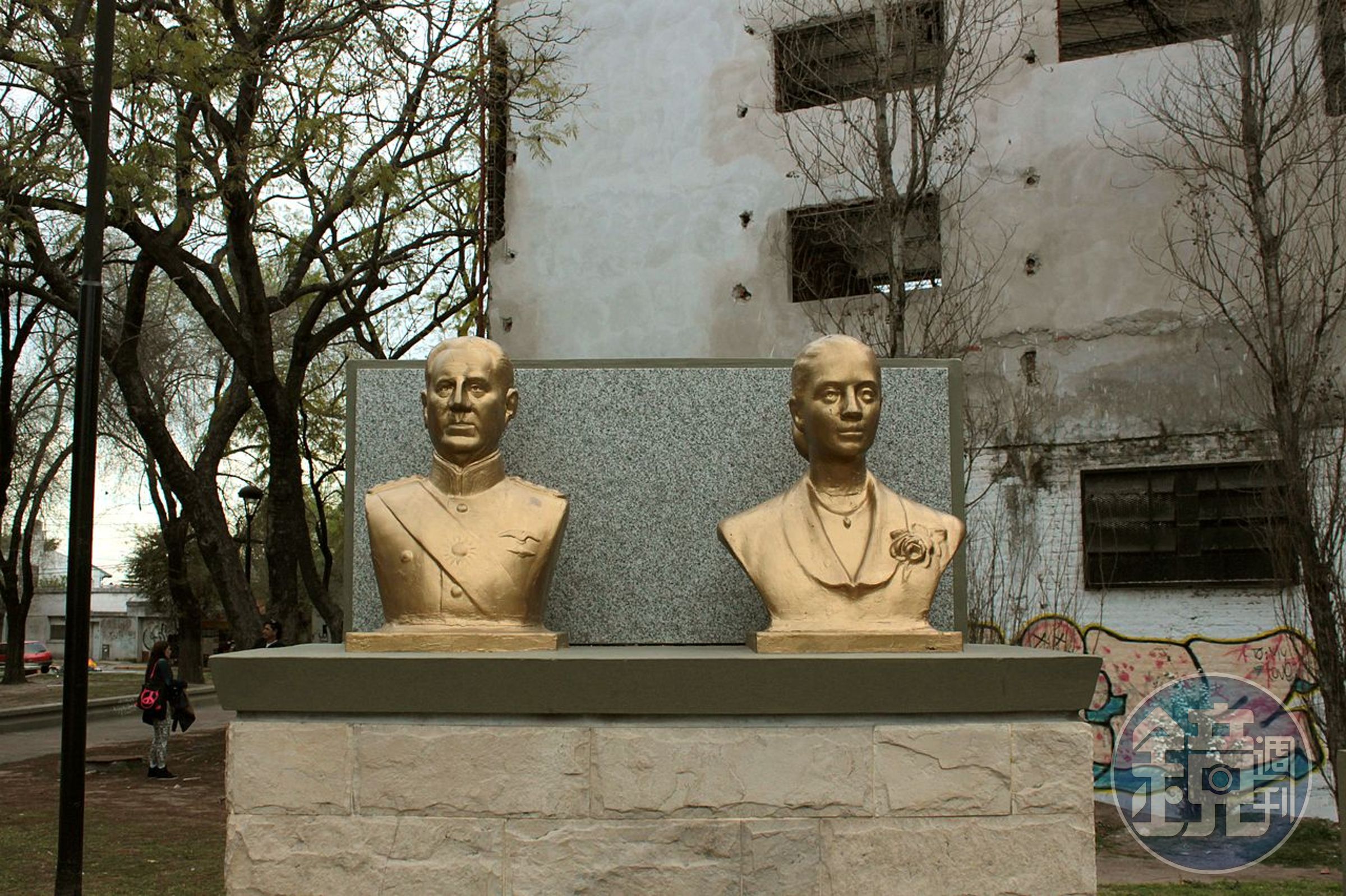 胡安·裴隆（Juan Perón）與第二任妻子伊娃·裴隆（Eva Perón）的塑像，胡安·裴隆是迄今任職時間第二長的阿根廷總統，統治阿根廷達11年。（圖片來源：Wikimedia Commons）