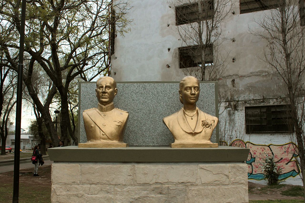 胡安·裴隆（Juan Perón）與第二任妻子伊娃·裴隆（Eva Perón）的塑像，胡安·裴隆是迄今任職時間第二長的阿根廷總統，統治阿根廷達11年。（圖片來源：Wikimedia Commons）