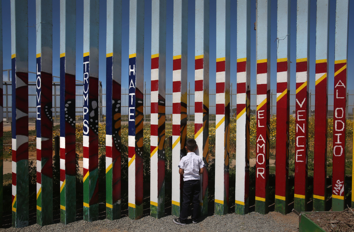 川普上任後，美墨好不容易改善的雙邊關係恐怕生變。圖為一個小男孩4月16日站在墨西哥邊界，眺望一牆之隔的美國。（東方IC）