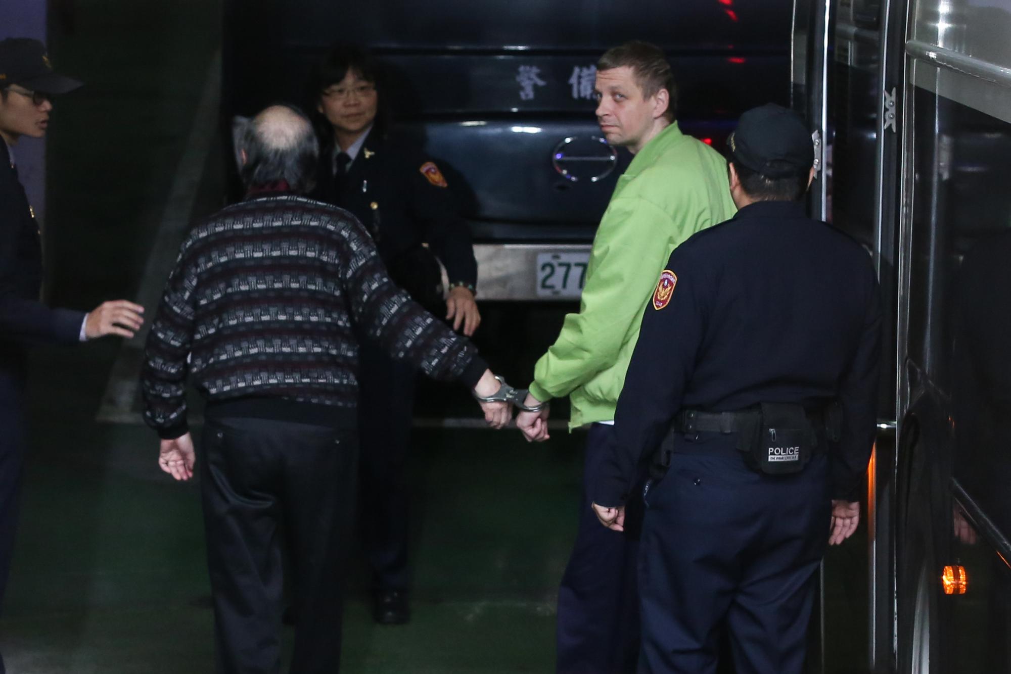 立院三讀通過聲押案被告可閱卷及深夜不訊問條款，圖為涉及一銀盜領案的安德魯，他落網後深夜遭聲押、清晨裁定收押，新法實施後將不復見。