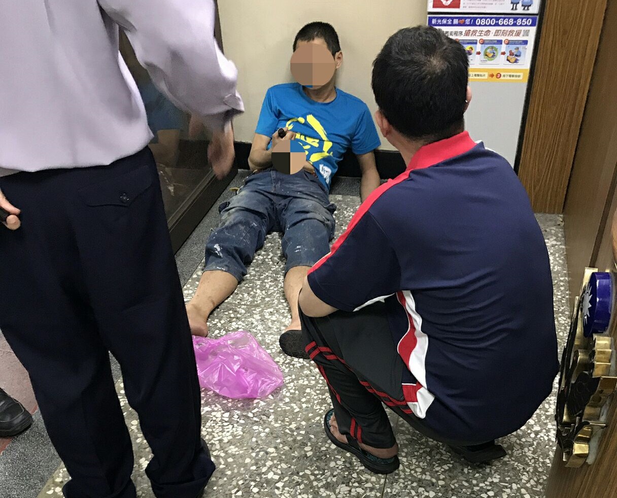 謝男三度到樹林派出所，第一次被開單後竟然持水果刀回派出所割腹。