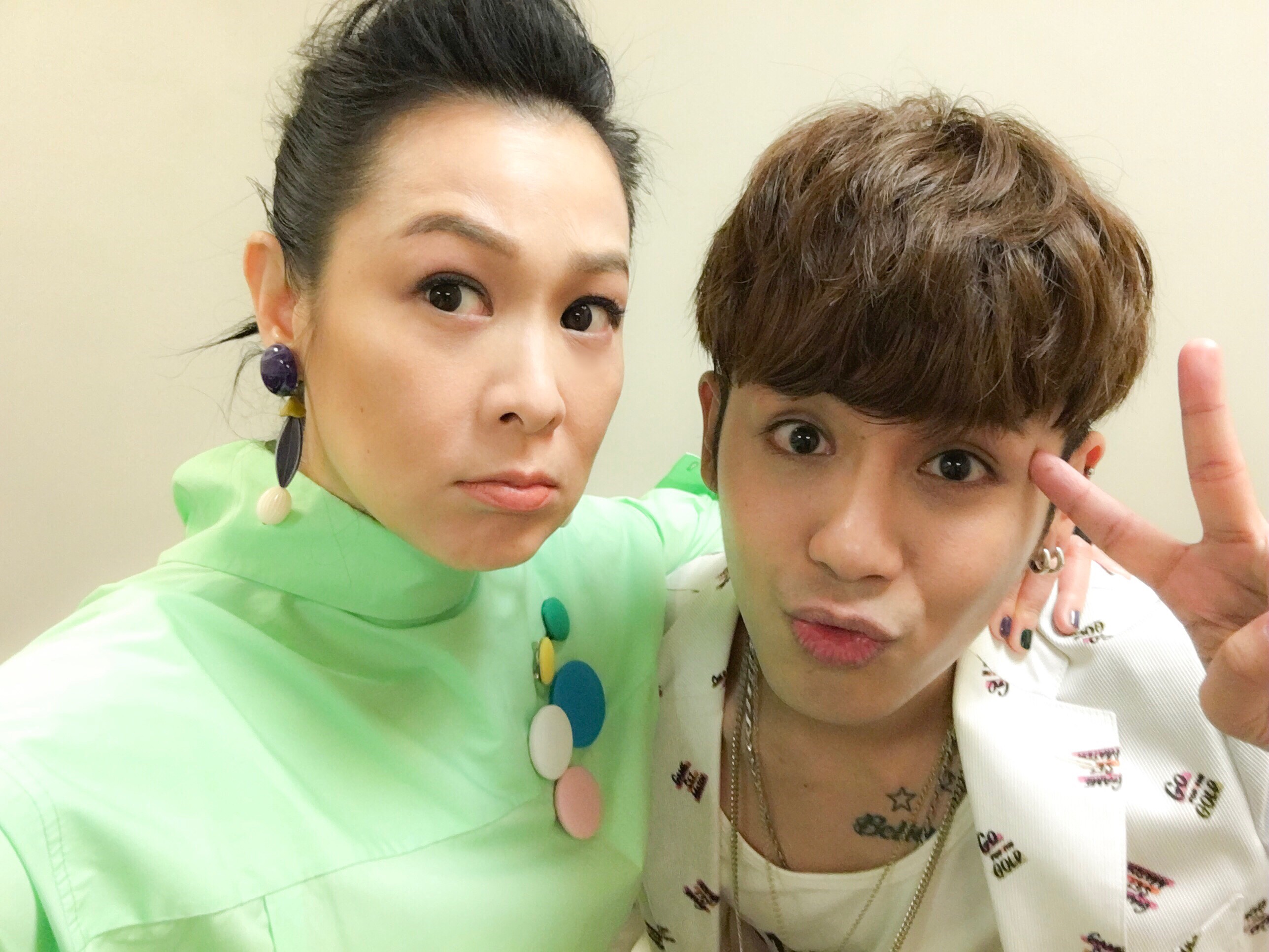 劉若英、鼓鼓前往澳門參加頒獎典禮，師姐弟在後台裝可愛拍照。