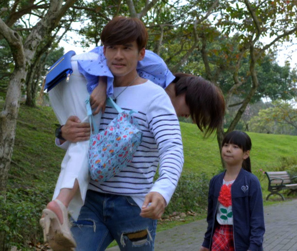 第一次被男人扛上肩，蔡黃汝雖覺浪漫，卻表示當下自己快要腦充血。