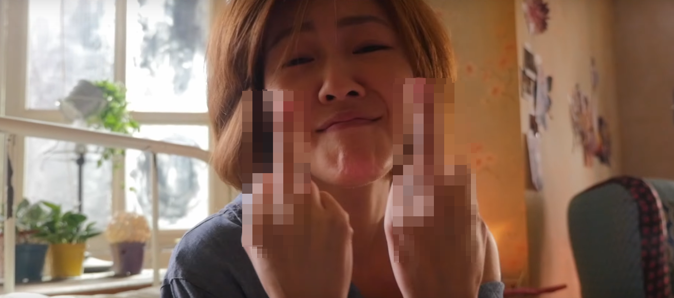 小S不爽蔡康永要她第一天拍攝就要拍哭戲,因為要配合檔期很滿的林志玲,氣得她對林志玲怒比中指。不過當然是開玩笑的啦!(翻攝自幕後花絮)