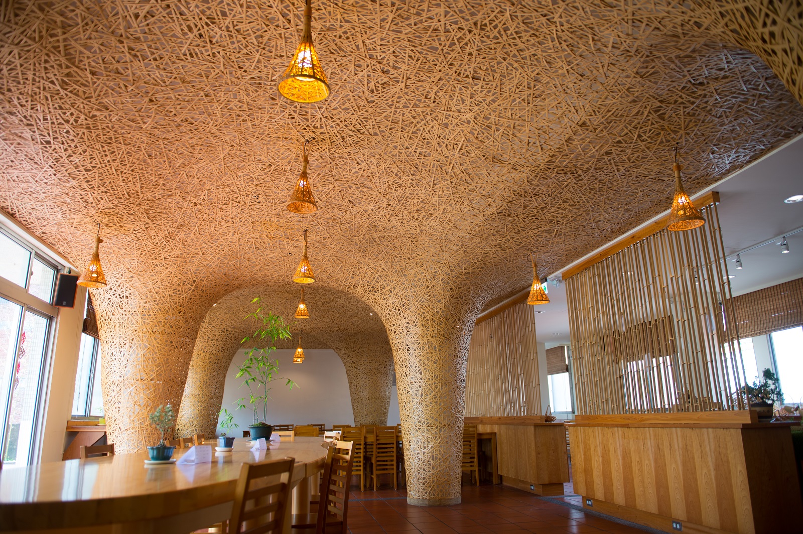 使用5,500竹片，一根根編織，讓老舊的員工宿舍，成功華麗變身。