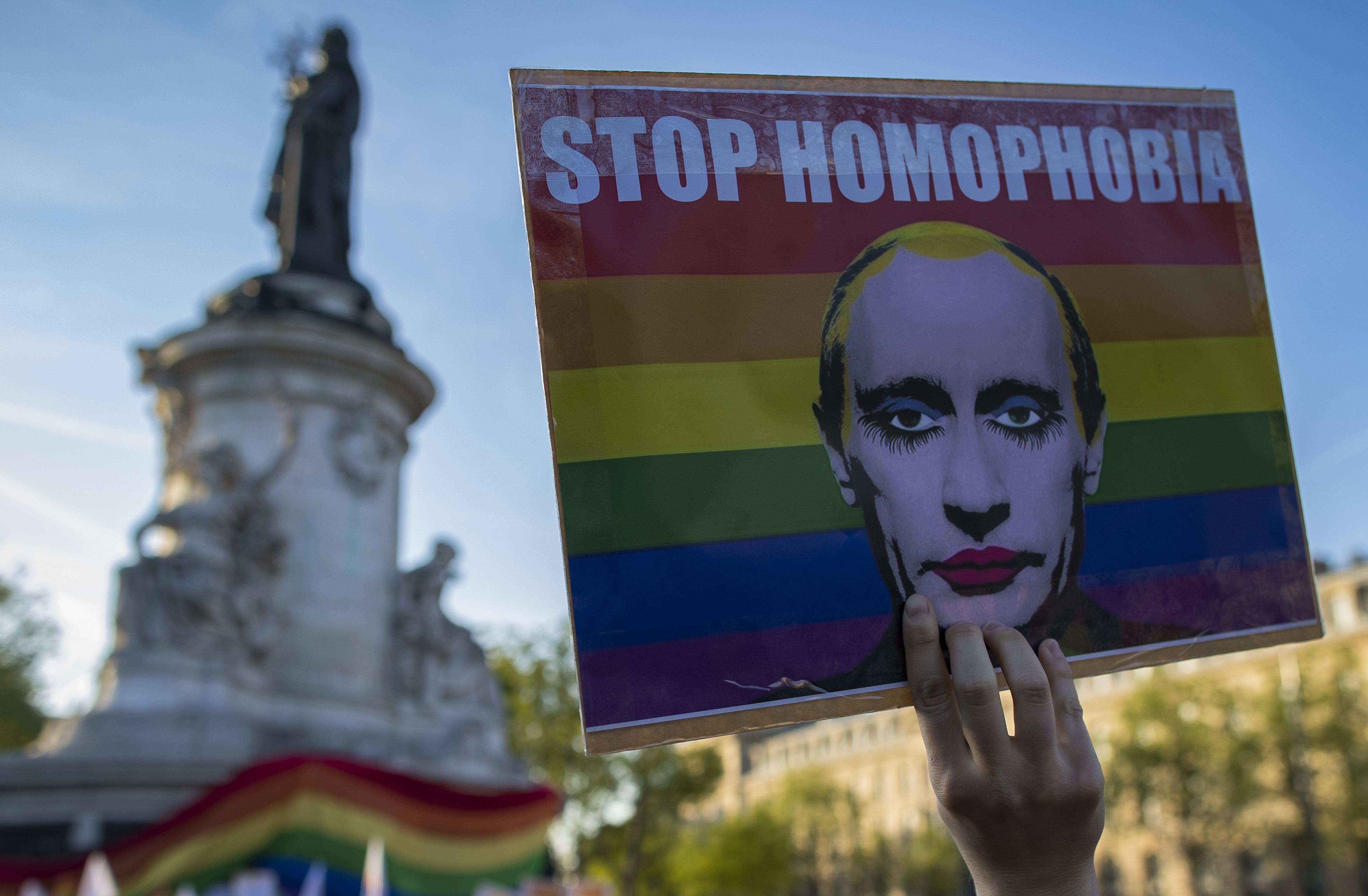 巴黎共和廣場一場抗議活動，聲援遭到迫害的車臣同性戀者。