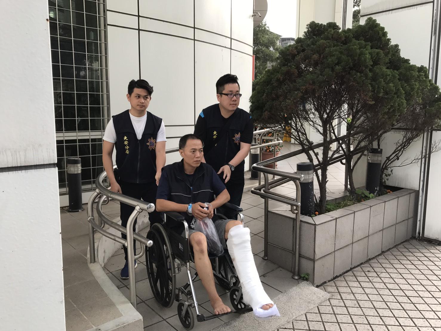 警方逮捕王嫌時，他還因骨折未癒只能坐在輪椅上被推著走「星光大道」。