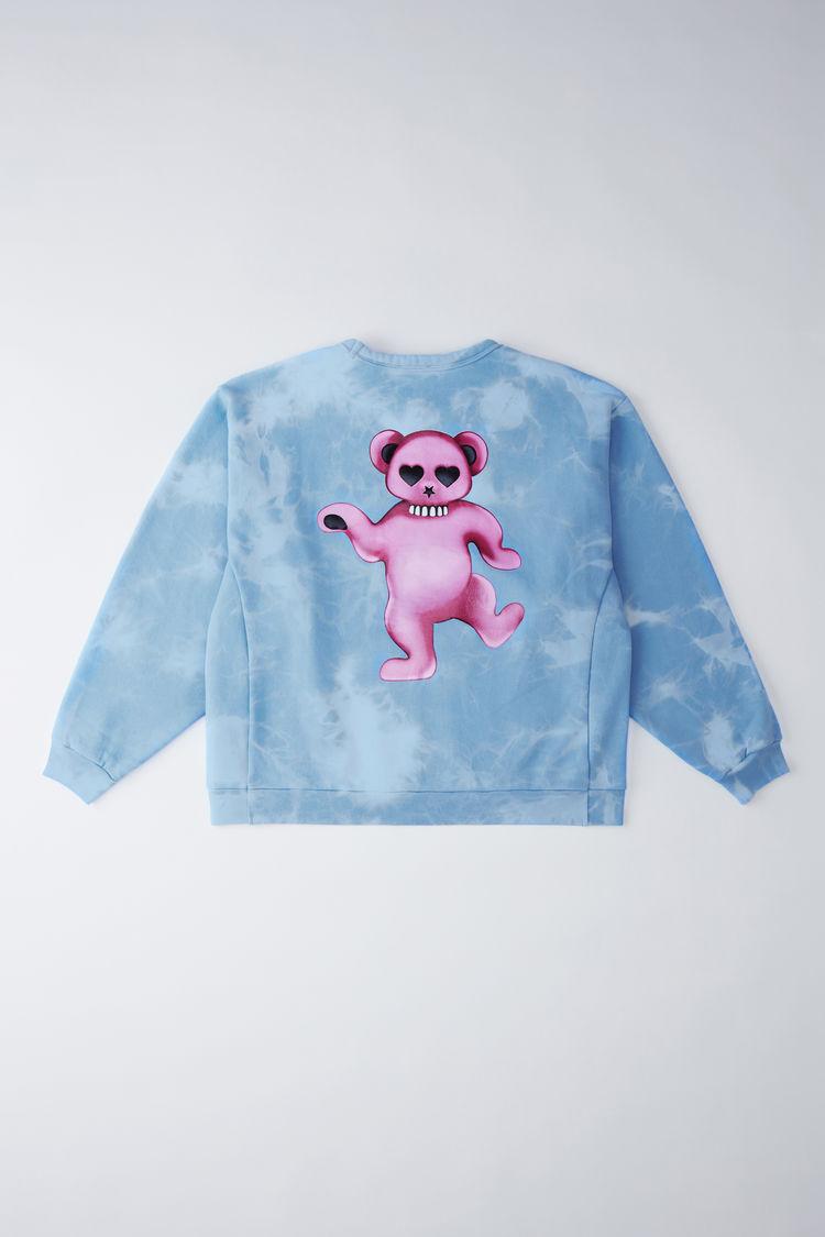 背面印著粉紅熊的「Fine Bear sky blue bleach」淡藍長袖T恤，來自瑞典設計師品牌Acne Studios，要價約合新台幣10,350元。（翻攝自Acne Studios官網）