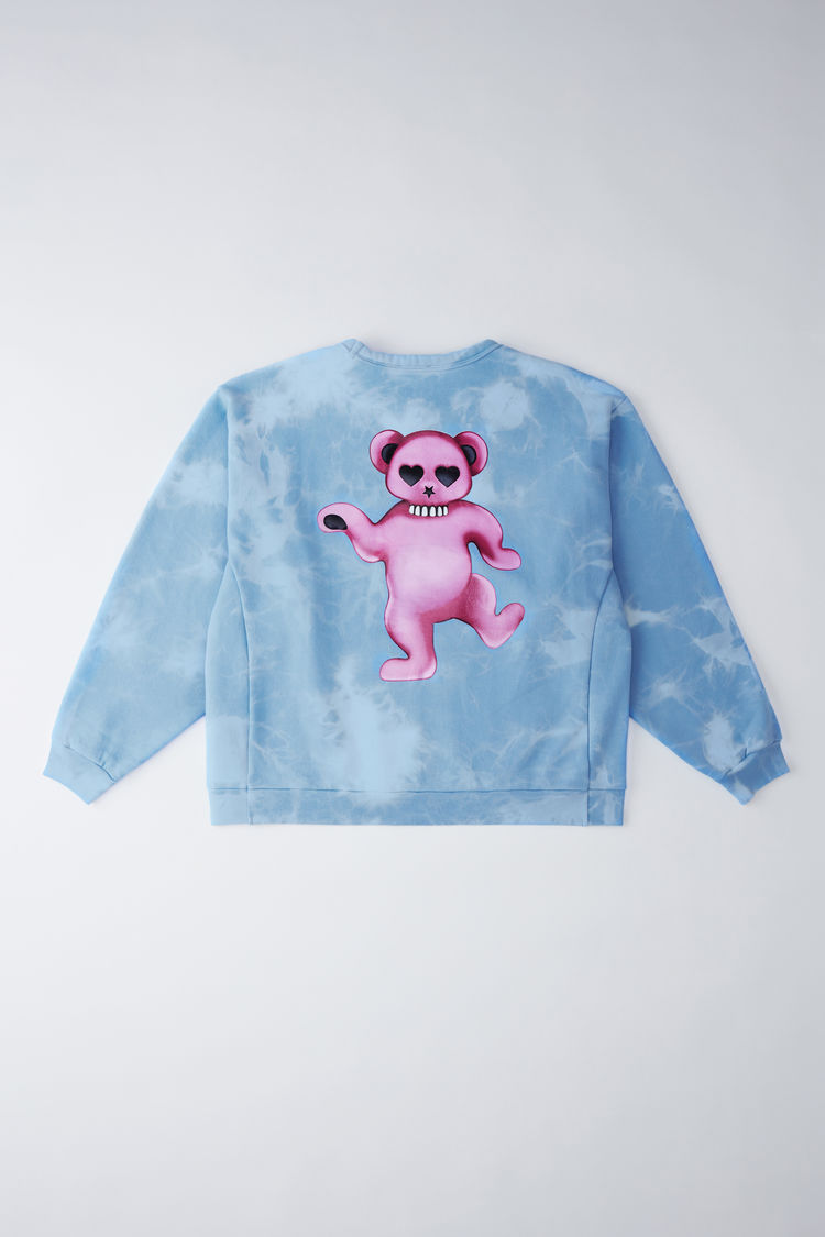 背面印著粉紅熊的「Fine Bear sky blue bleach」淡藍長袖T恤，來自瑞典設計師品牌Acne Studios，要價約合新台幣10,350元。（翻攝自Acne Studios官網）