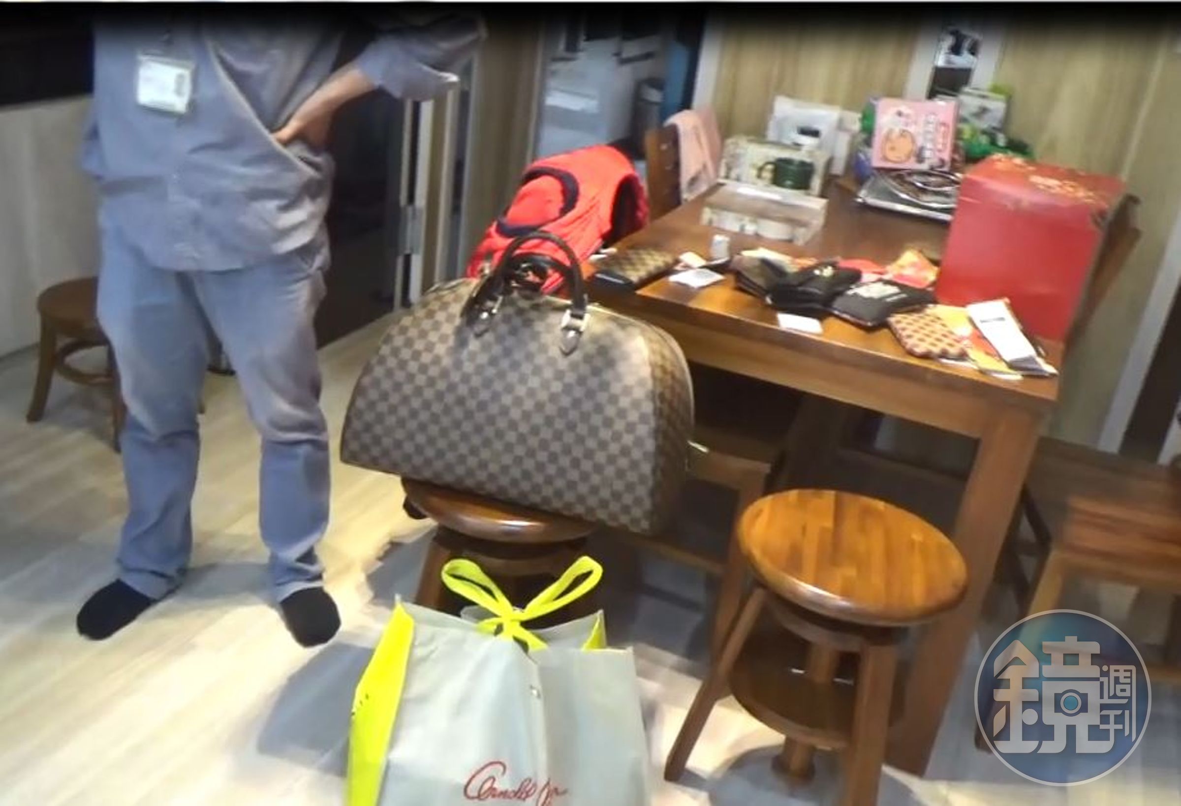 林嫌等人住家遭警方搜索，起出大量不法所得。