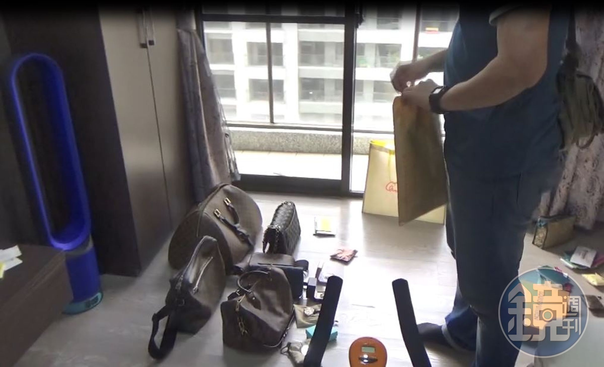 林嫌家中的不法證物鋪滿地板，足見其貪瀆金額之多。